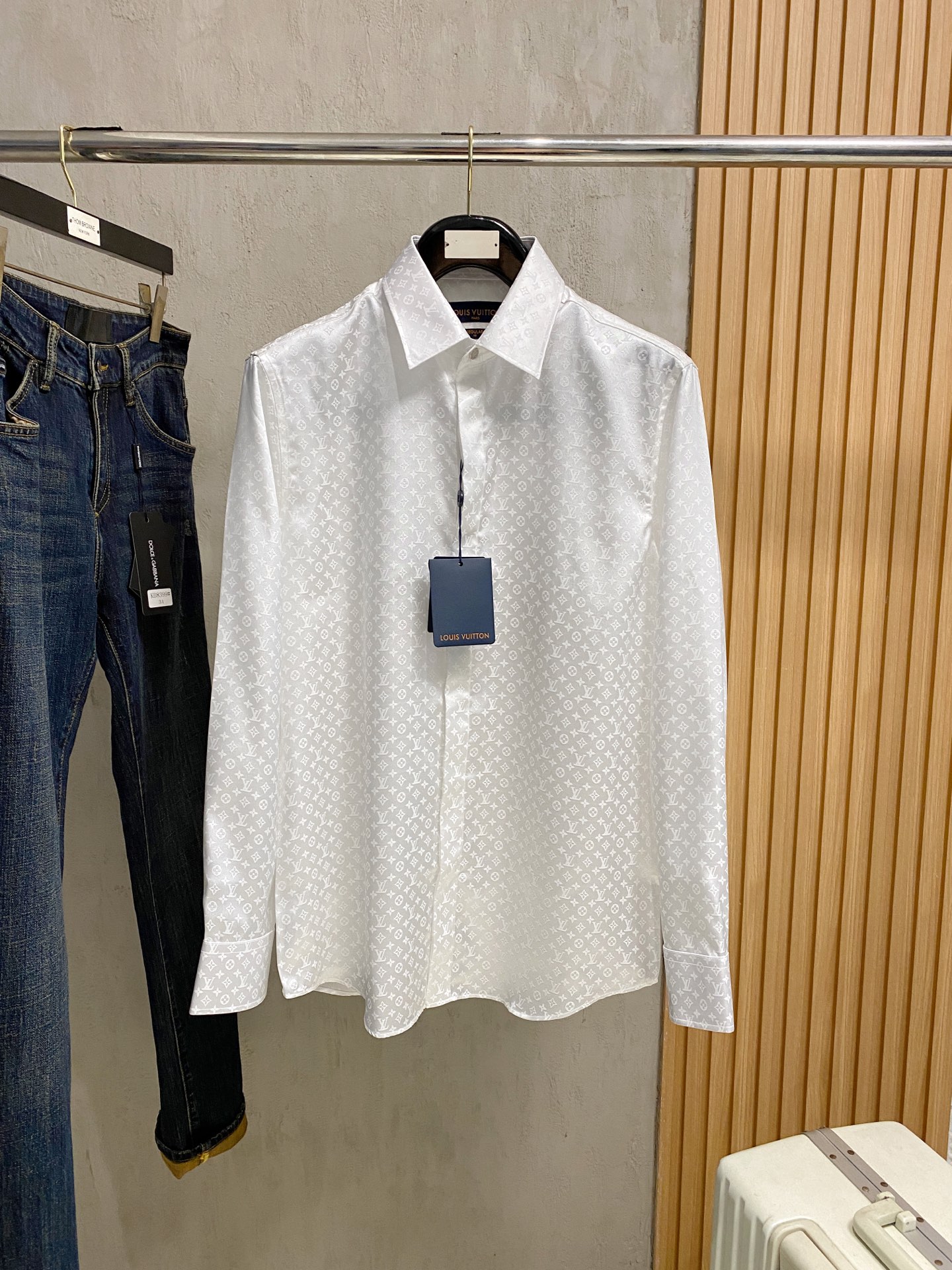 强势上新，新款不断！！！新款衬衫，高级面料高级做工，顶级品质！！！S一XXLS穿125左右m穿140左右