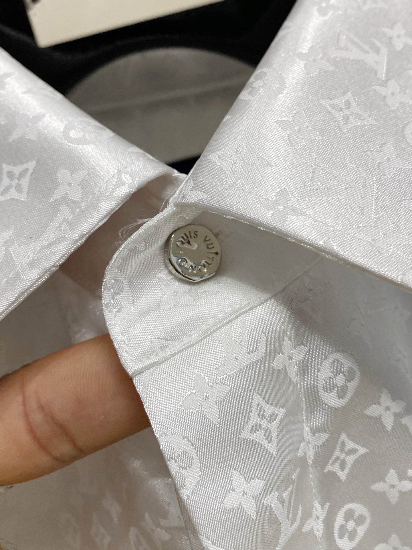 强势上新，新款不断！！！新款衬衫，高级面料高级做工，顶级品质！！！S一XXLS穿125左右m穿140左右