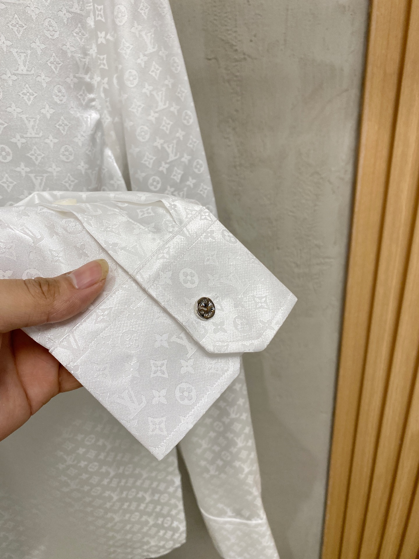 强势上新，新款不断！！！新款衬衫，高级面料高级做工，顶级品质！！！S一XXLS穿125左右m穿140左右