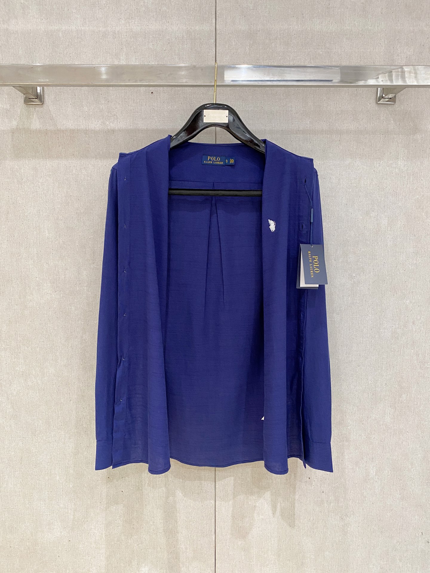 补单出货
设计上沿袭了一贯滴现代极简主义基调，将意式的都市高贵格调发挥到极致，整体造型干净利落，无任何多