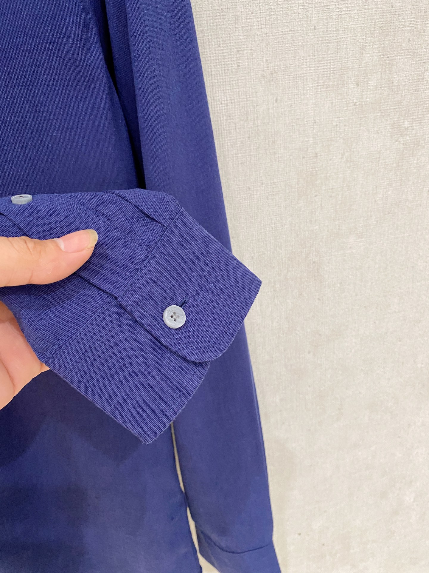 补单出货
设计上沿袭了一贯滴现代极简主义基调，将意式的都市高贵格调发挥到极致，整体造型干净利落，无任何多