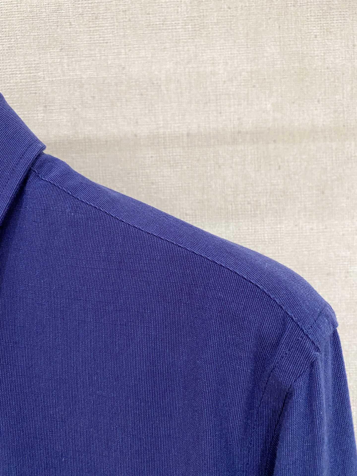 补单出货
设计上沿袭了一贯滴现代极简主义基调，将意式的都市高贵格调发挥到极致，整体造型干净利落，无任何多