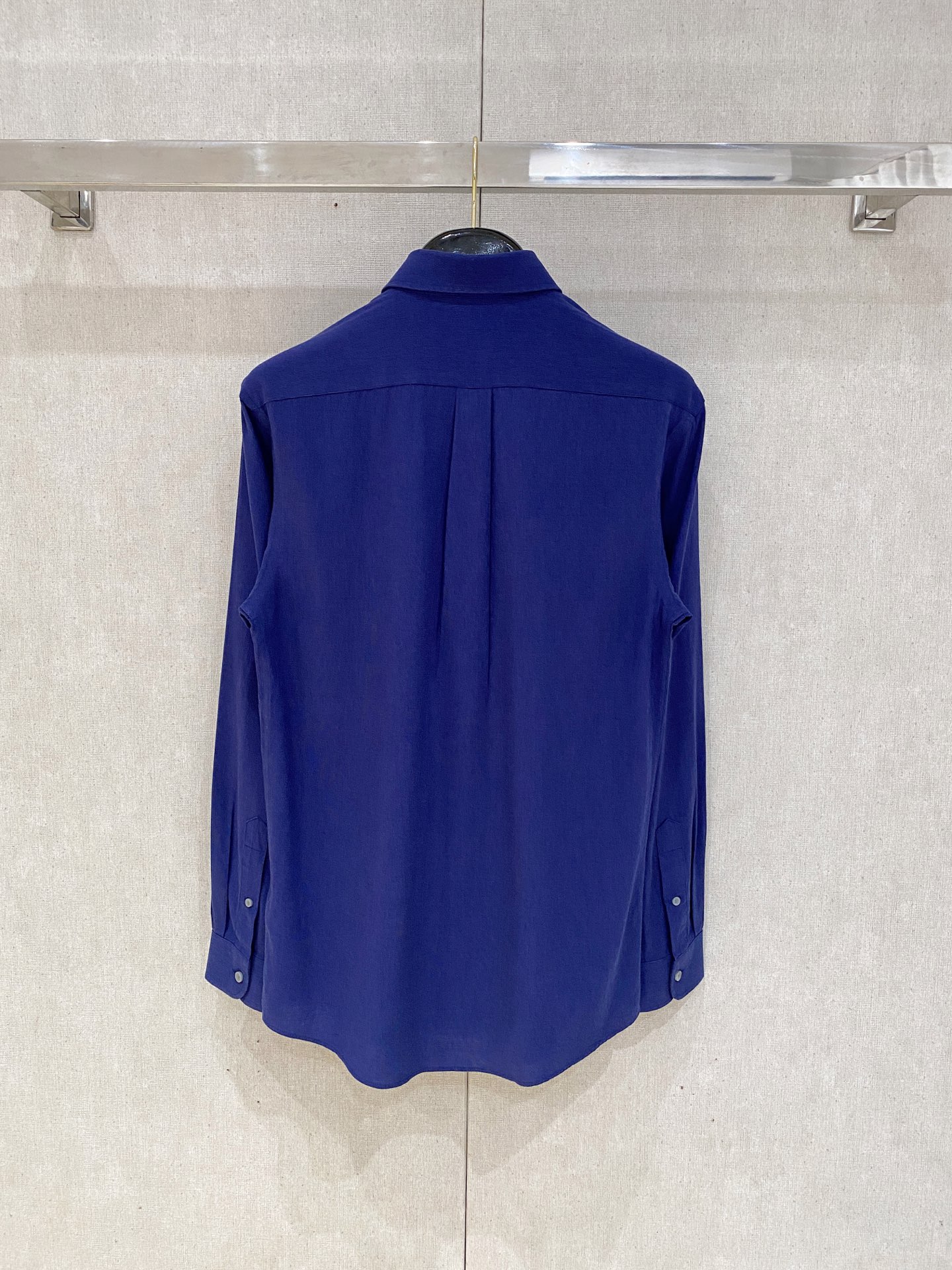 补单出货
设计上沿袭了一贯滴现代极简主义基调，将意式的都市高贵格调发挥到极致，整体造型干净利落，无任何多