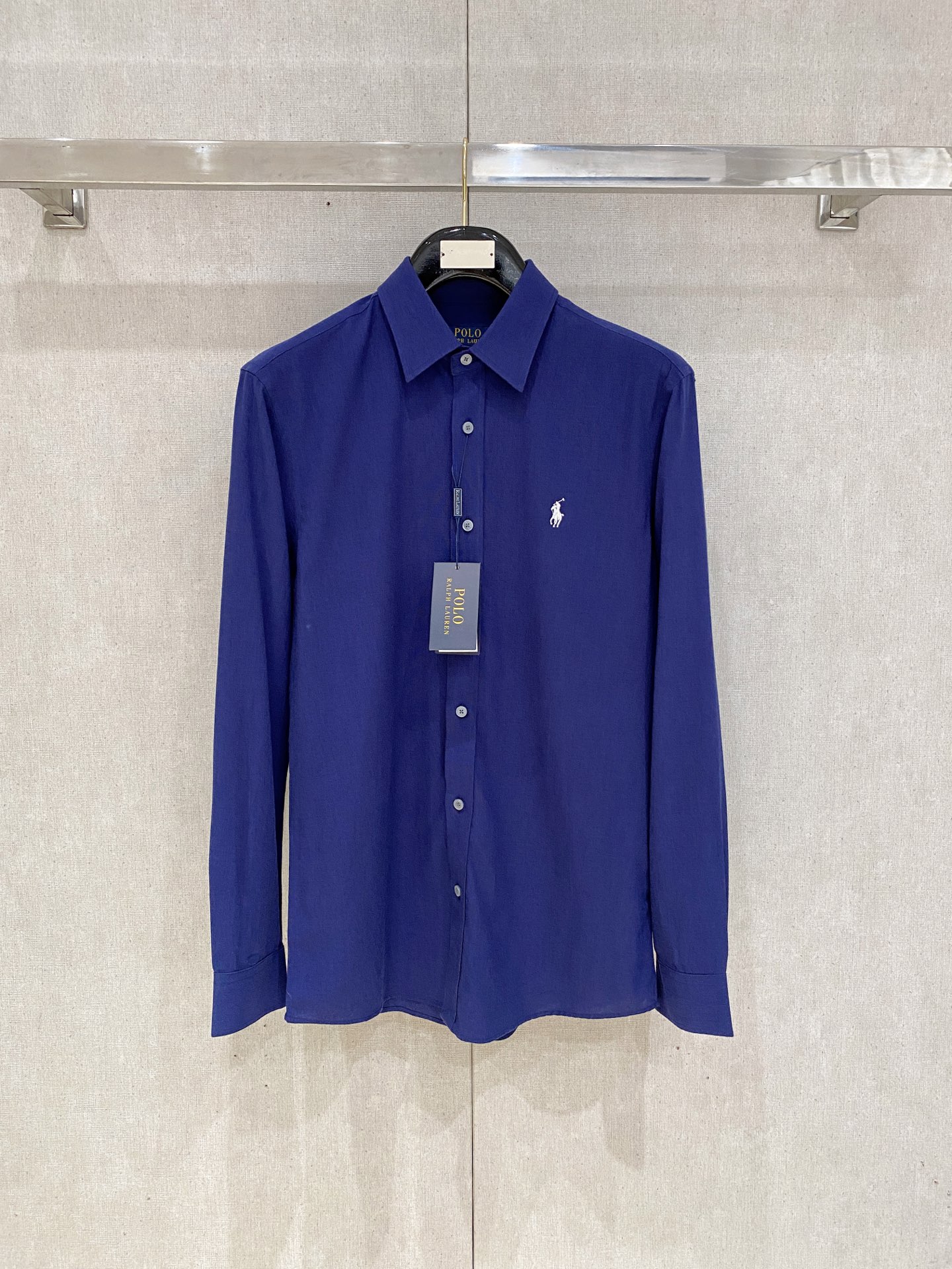 NO:428261,Pineapple Polo Ponyboy cotton-linen blended long-sleeved shirt, multi-colored lotus. Original cotton-linen blended fabric shirt, linen blended fabric has become one of the indispensable fashion items in this spring and summer with its unique fabric characteristics and casual and natural style. Classic casual style shirts, simple, clean, classic and fashionable style design, are versatile styles that can be switched at will. Trendy men create the most fashionable dressing style on the streets on a daily basis!  This shirt is made of customer-supplied cotton and linen fabric materials. The fabric is very moisture-absorbing and breathable, and is comfortable to wear with skin, and does not feel stuffy at all. You can wear it alone or as a coat for outfit. The loose fitting is cut, and the upper body of the ready-to-wear is simple, fashionable and elegant. Special attention is required for cleaning and maintenance of the linen shirt, avoiding the use of too strong detergent or bleach to avoid damaging the fabric. SMLXLXXL 020,,jackets & coats,shirts,alexander wang19860909菠萝Polo小马仔棉麻混纺长袖衬衫,多色入荷.原汁原味棉麻混纺面料衬衫,麻料以其独特的面料特点和休闲自然的风格,成为这个春夏季节不可或缺的时尚单品之一,经典休闲风格衬衫,简洁干净、经典时髦的版型设计,属于可随意切换风格的百搭款式,潮男日常街头打造最潮的穿衣风格！ 此款衬衫选用了客供定织棉麻面料材质制作而成,面料极具吸湿透气性,贴身着穿亲肤舒适,丝毫不会有闷热感,即可单穿内搭、也可用来作为外套着穿搭配,宽松的版型裁剪,成衣上身简约时髦又不失优雅感. 麻料衬衫的清洗和保养需要特别注意,避免使用过于强烈的洗涤剂或漂白剂,以免损坏面料. 码数SMLXLXXL 020,,jackets & coats,shirts,alexander wang,Men's clothing