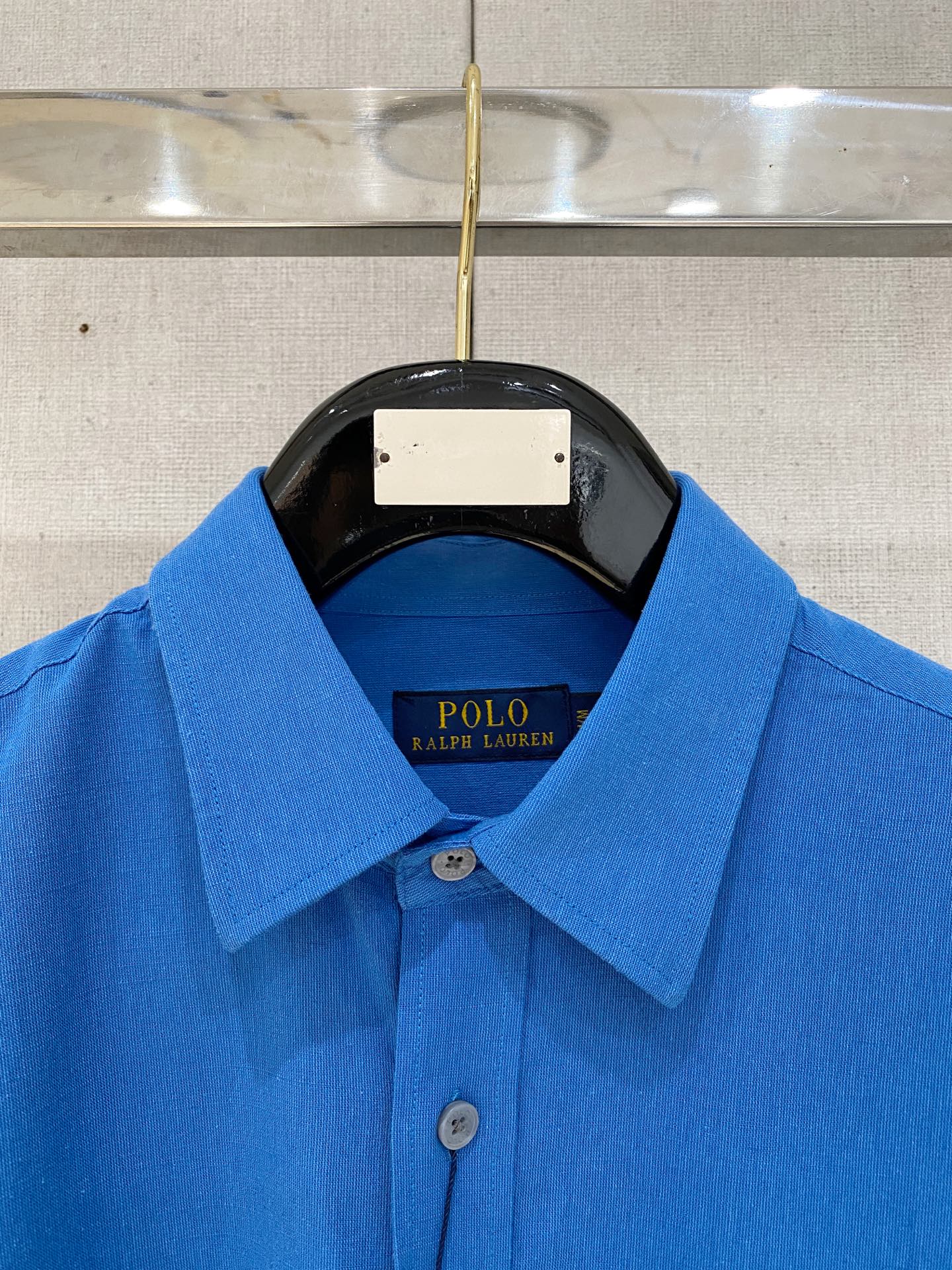 补单出货，
设计上沿袭了一贯滴现代极简主义基调，将意式的都市高贵格调发挥到极致，整体造型干净利落，无任何