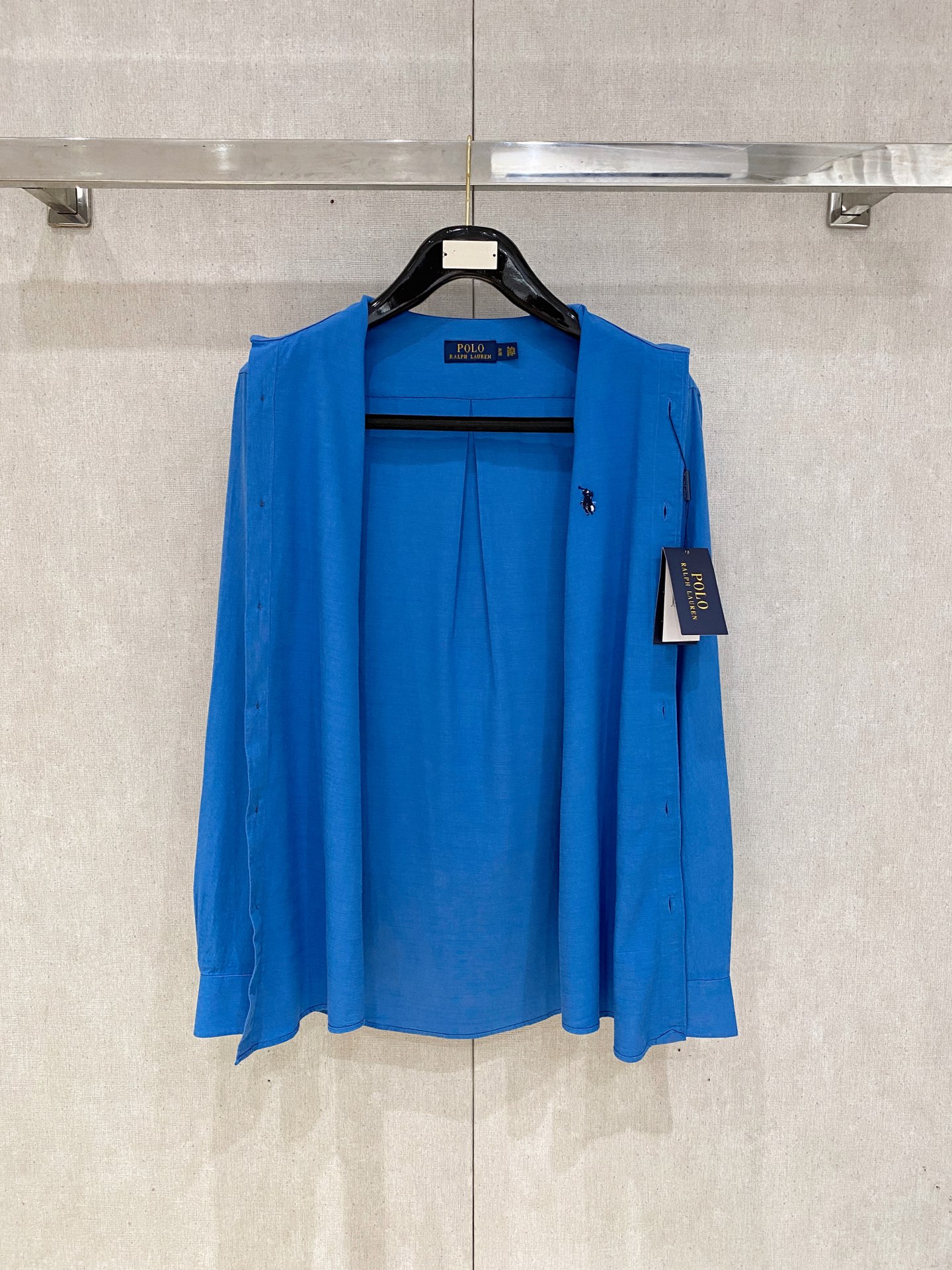 补单出货，
设计上沿袭了一贯滴现代极简主义基调，将意式的都市高贵格调发挥到极致，整体造型干净利落，无任何