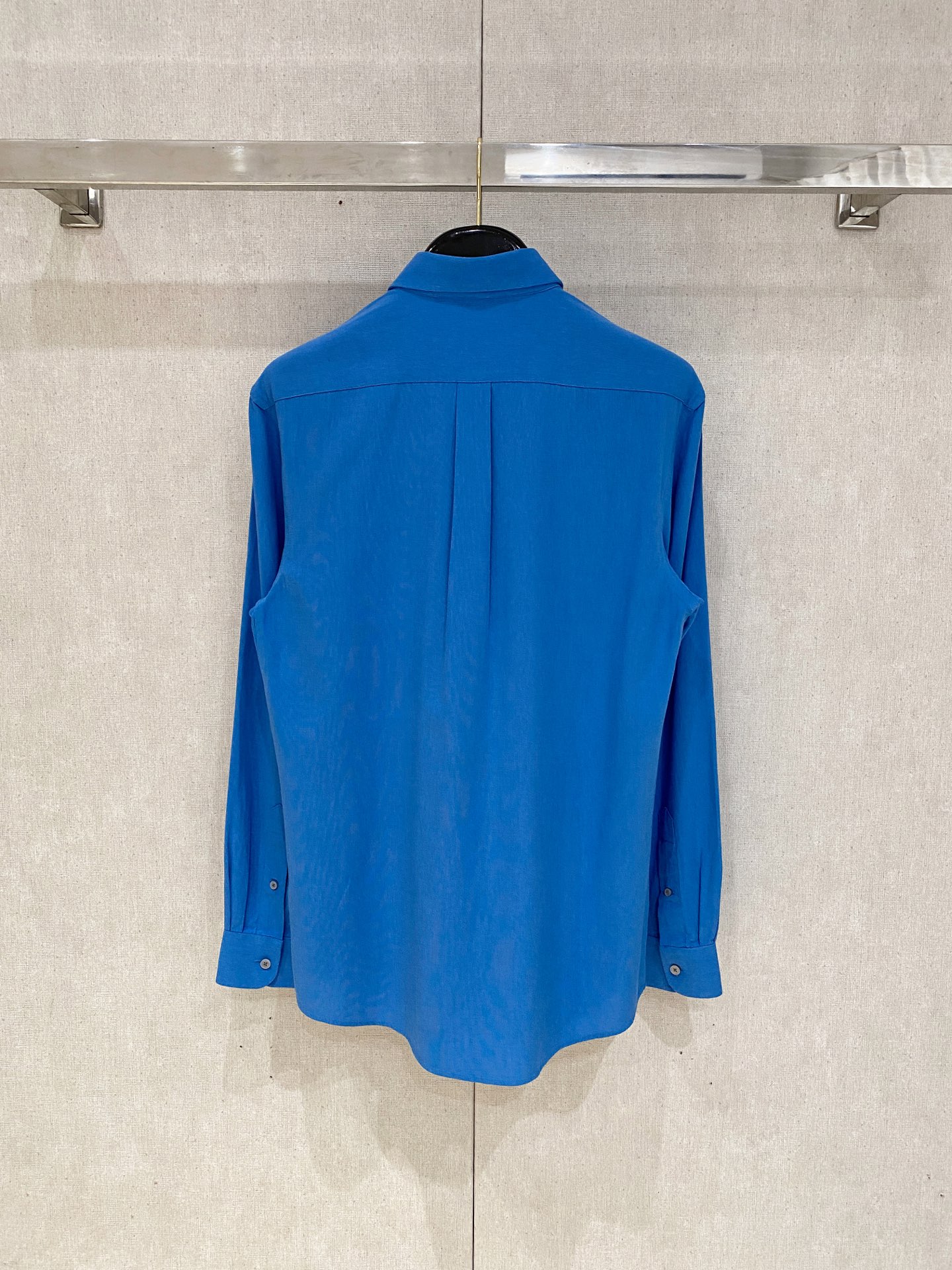 补单出货，
设计上沿袭了一贯滴现代极简主义基调，将意式的都市高贵格调发挥到极致，整体造型干净利落，无任何