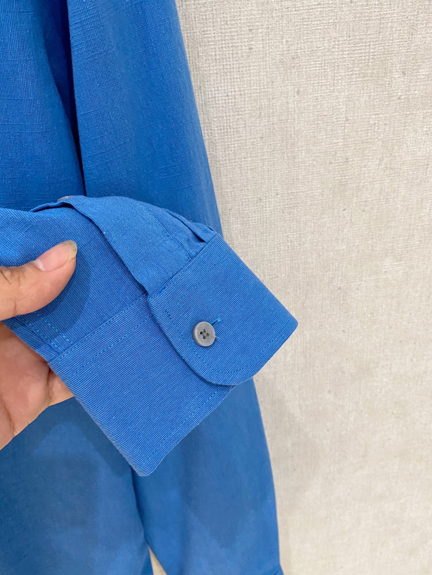 补单出货，
设计上沿袭了一贯滴现代极简主义基调，将意式的都市高贵格调发挥到极致，整体造型干净利落，无任何