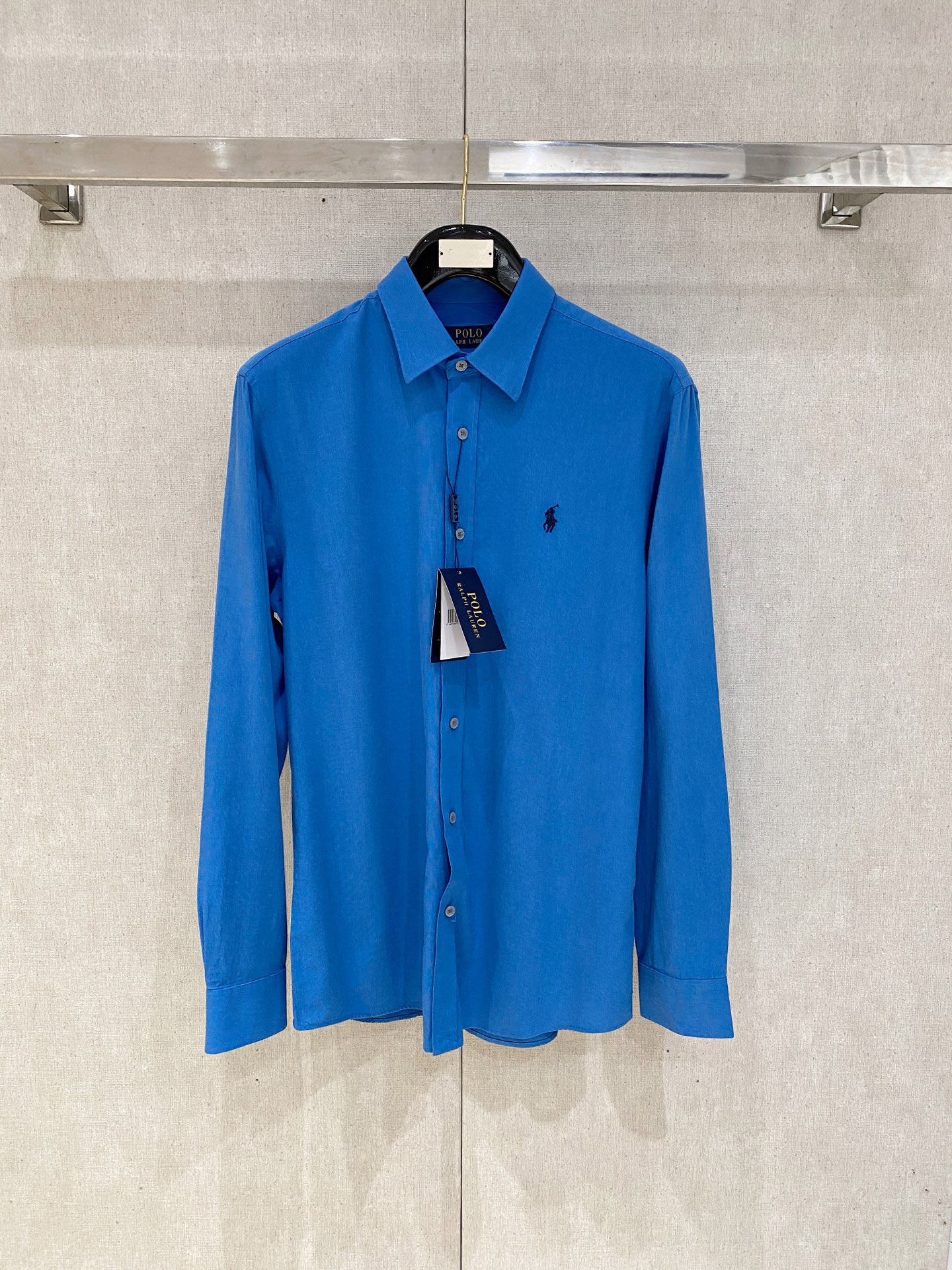 NO:428283,Pineapple Polo Ponyboy cotton-linen blended long-sleeved shirt, multi-colored lotus. Original cotton-linen blended fabric shirt, linen blended fabric has become one of the indispensable fashion items in this spring and summer with its unique fabric characteristics and casual and natural style. Classic casual style shirts, simple, clean, classic and fashionable style design, are versatile styles that can be switched at will. Trendy men create the most fashionable dressing style on the streets on a daily basis!  This shirt is made of customer-supplied cotton and linen fabric materials. The fabric is very moisture-absorbing and breathable, and is comfortable to wear with skin, and does not feel stuffy at all. You can wear it alone or as a coat for outfit. The loose fitting is cut, and the upper body of the ready-to-wear is simple, fashionable and elegant. Special attention is required for cleaning and maintenance of the linen shirt, avoiding the use of too strong detergent or bleach to avoid damaging the fabric. SMLXLXXL 020,,jackets & coats,shirts,alexander wang19860909菠萝Polo小马仔棉麻混纺长袖衬衫,多色入荷.原汁原味棉麻混纺面料衬衫,麻料以其独特的面料特点和休闲自然的风格,成为这个春夏季节不可或缺的时尚单品之一,经典休闲风格衬衫,简洁干净、经典时髦的版型设计,属于可随意切换风格的百搭款式,潮男日常街头打造最潮的穿衣风格！ 此款衬衫选用了客供定织棉麻面料材质制作而成,面料极具吸湿透气性,贴身着穿亲肤舒适,丝毫不会有闷热感,即可单穿内搭、也可用来作为外套着穿搭配,宽松的版型裁剪,成衣上身简约时髦又不失优雅感. 麻料衬衫的清洗和保养需要特别注意,避免使用过于强烈的洗涤剂或漂白剂,以免损坏面料. 码数SMLXLXXL 020,,jackets & coats,shirts,alexander wang,Men's clothing