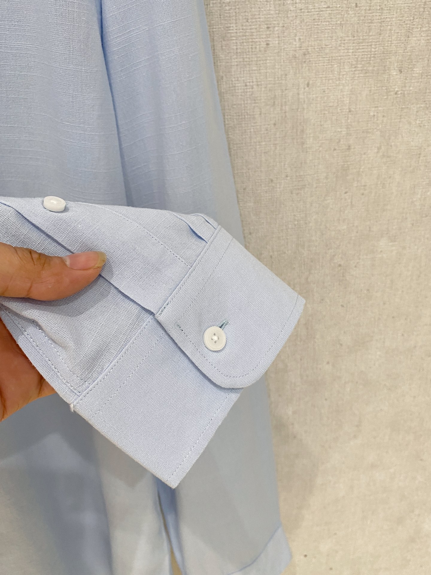 补单出货，
设计上沿袭了一贯滴现代极简主义基调，将意式的都市高贵格调发挥到极致，整体造型干净利落，无任何