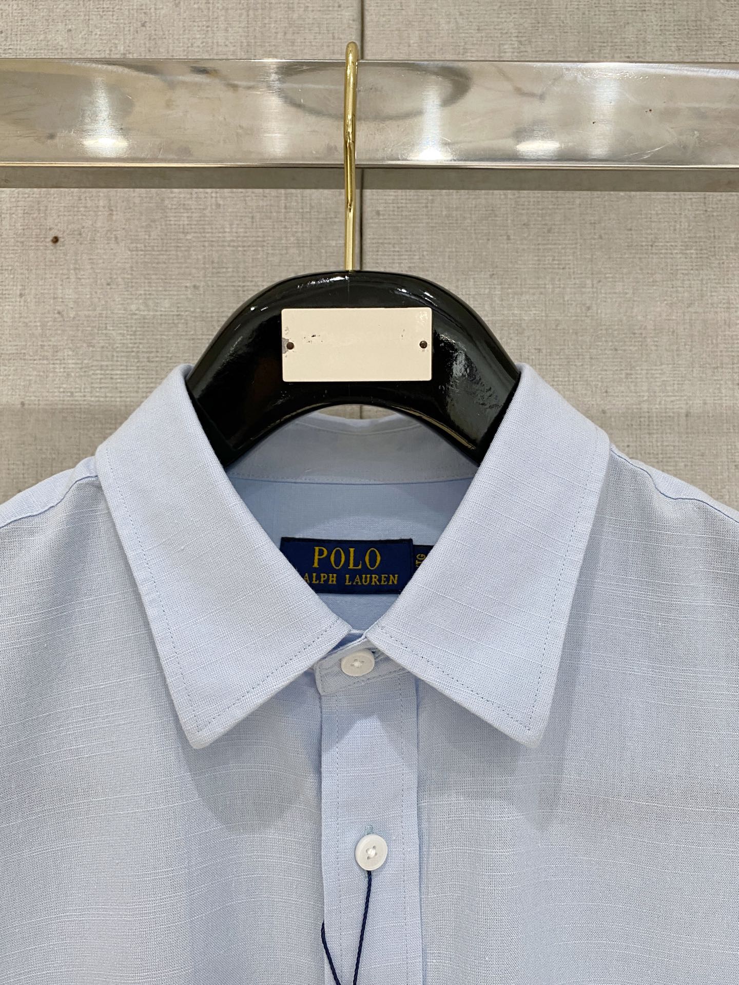 补单出货，
设计上沿袭了一贯滴现代极简主义基调，将意式的都市高贵格调发挥到极致，整体造型干净利落，无任何