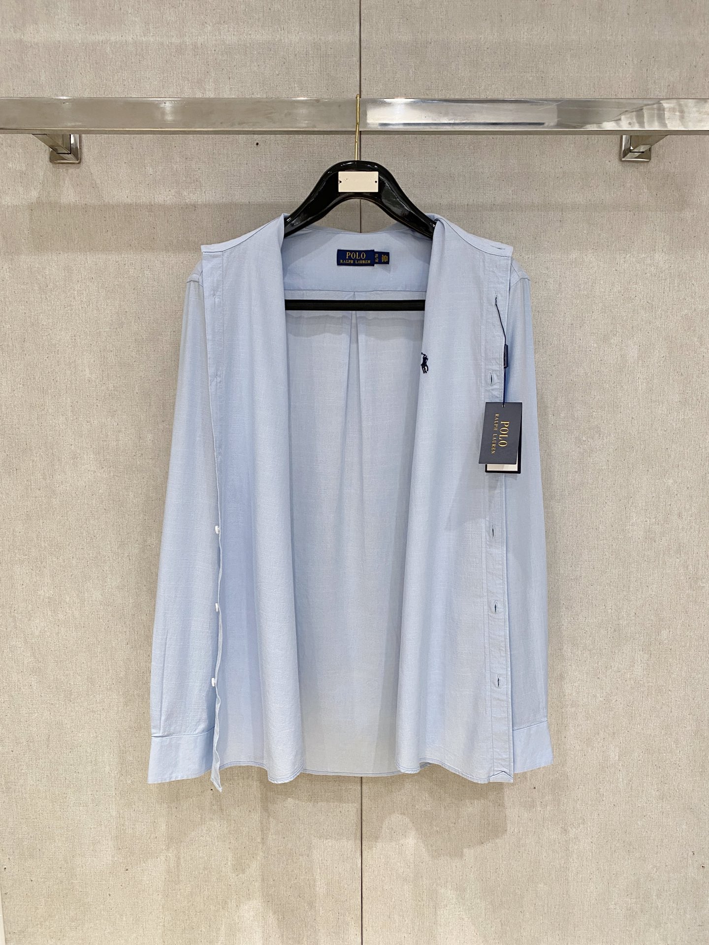 补单出货，
设计上沿袭了一贯滴现代极简主义基调，将意式的都市高贵格调发挥到极致，整体造型干净利落，无任何