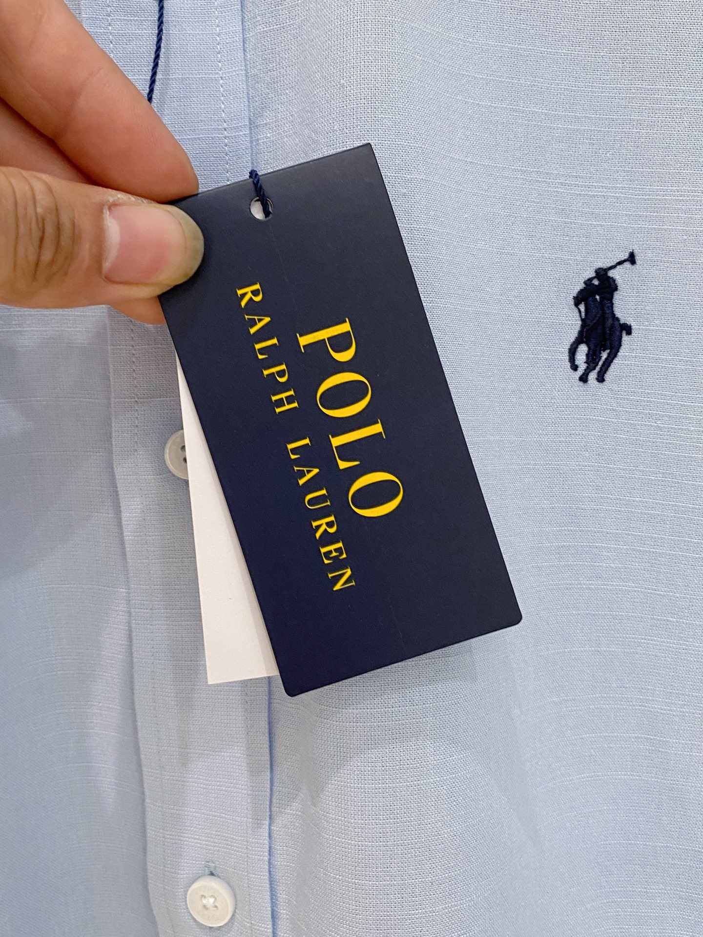 补单出货，
设计上沿袭了一贯滴现代极简主义基调，将意式的都市高贵格调发挥到极致，整体造型干净利落，无任何