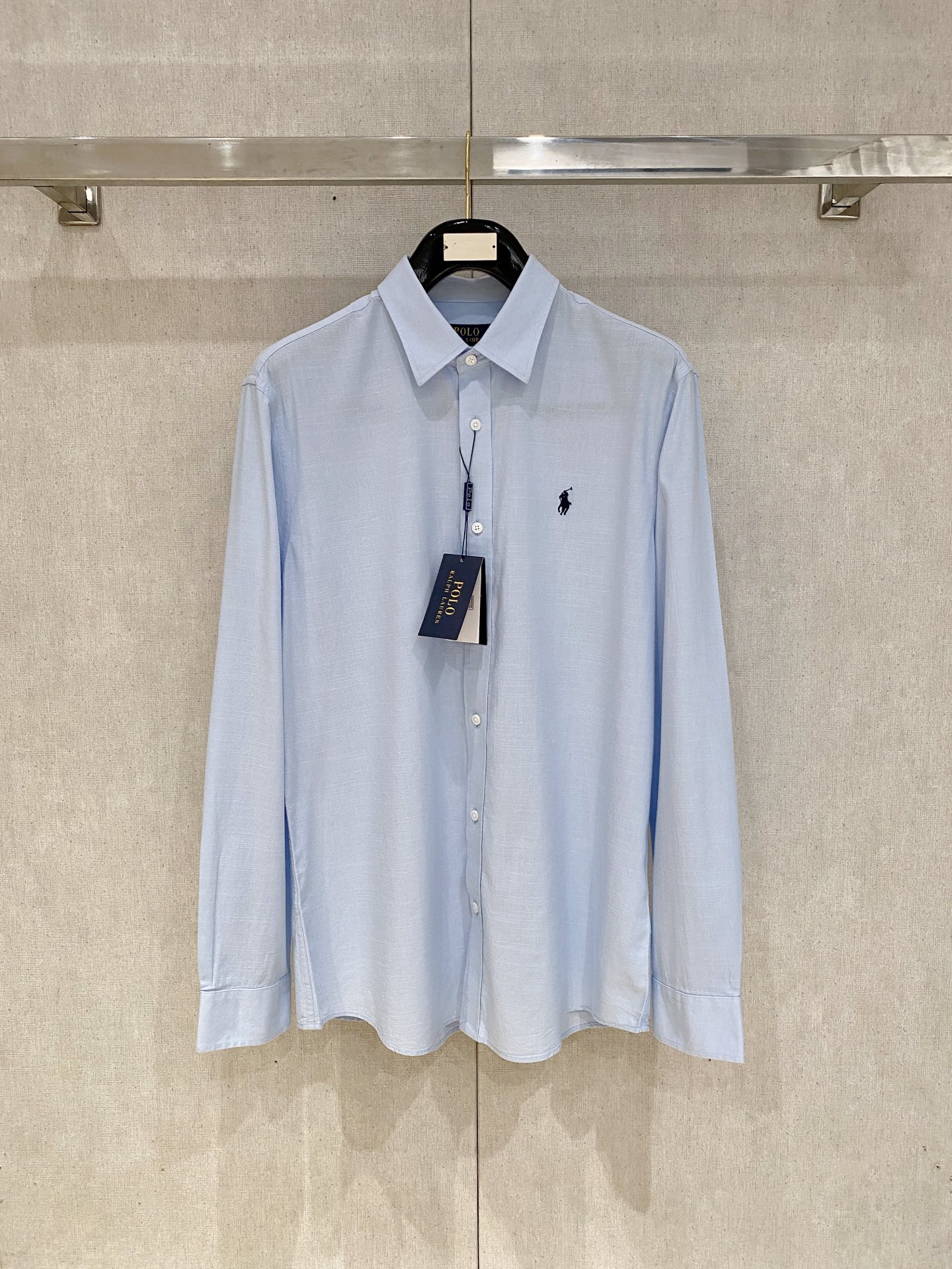 补单出货，
设计上沿袭了一贯滴现代极简主义基调，将意式的都市高贵格调发挥到极致，整体造型干净利落，无任何