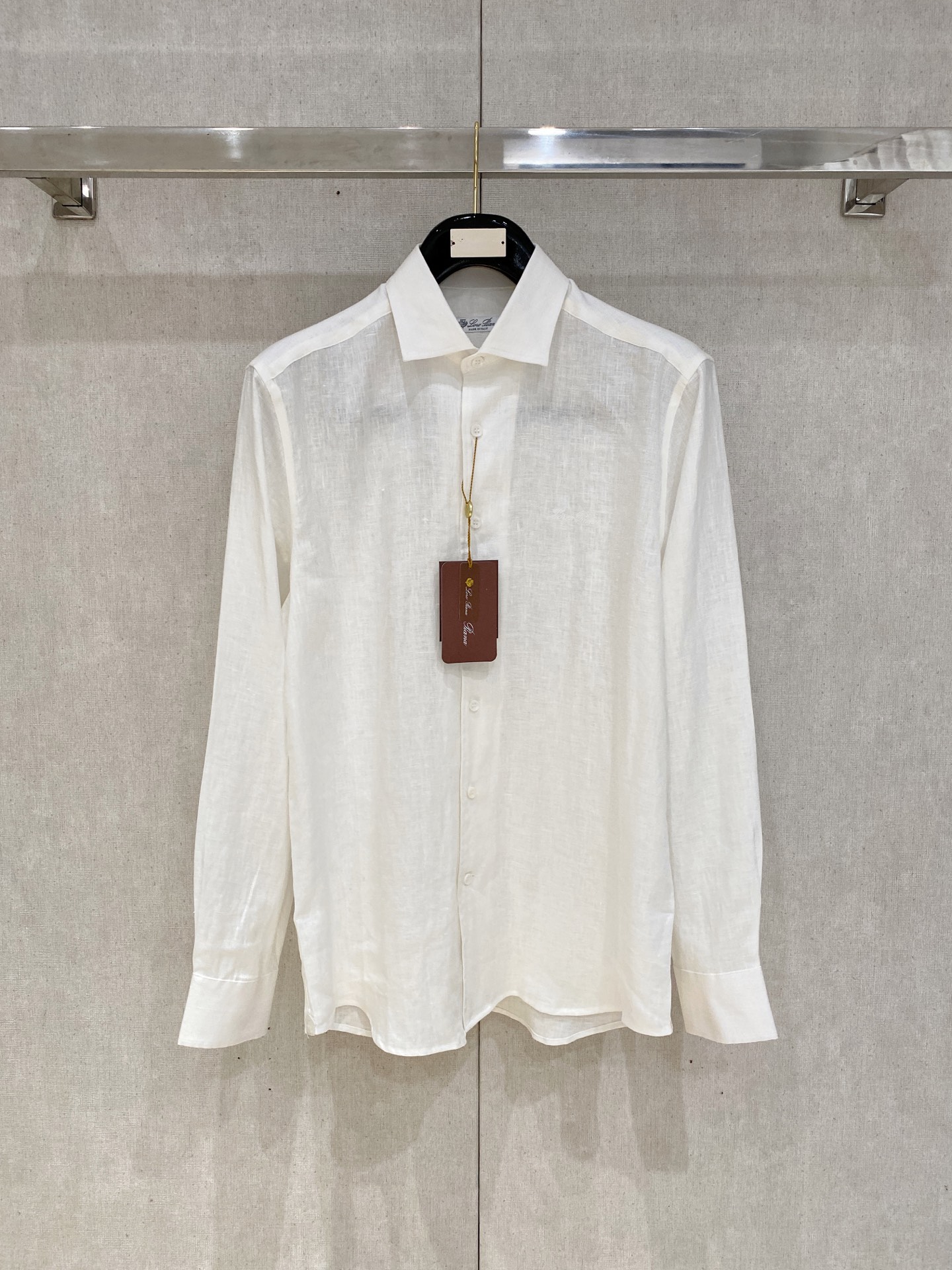 NO:428277,Epic-level linen shirts, exclusive LP, and a multi-color embroidered logo on the chest. The original linen fabric shirts and linen have become one of the indispensable fashion items in this spring and summer with their unique fabric characteristics and casual and natural style. Classic casual style shirts, simple, clean, classic and fashionable style design, are versatile styles that can be switched at will. Trendy men create the most fashionable dressing style on the streets on a daily basis!  This shirt is made of customer-supplied all-linen fabric material. The fabric is very moisture-absorbing and breathable, and is comfortable to wear with skin, and does not feel stuffy at all. You can wear it alone or as a coat for outfit. The loose fitting is cut, and the upper body of the ready-to-wear is simple, fashionable and elegant. Special attention is required for cleaning and maintenance of the linen shirt, avoiding the use of too strong detergent or bleach to avoid damaging the fabric. SMLXLXXL 020,,loro piano,jackets & coats,shirts,alexander wang19860909史诗级别的亚麻衬衫,LP独家巨献,胸前刺绣logo多色入荷.原汁原味亚麻面料衬衫,麻料以其独特的面料特点和休闲自然的风格,成为这个春夏季节不可或缺的时尚单品之一,经典休闲风格衬衫,简洁干净、经典时髦的版型设计,属于可随意切换风格的百搭款式,潮男日常街头打造最潮的穿衣风格！ 此款衬衫选用了客供定织全亚麻面料材质制作而成,面料极具吸湿透气性,贴身着穿亲肤舒适,丝毫不会有闷热感,即可单穿内搭、也可用来作为外套着穿搭配,宽松的版型裁剪,成衣上身简约时髦又不失优雅感. 麻料衬衫的清洗和保养需要特别注意,避免使用过于强烈的洗涤剂或漂白剂,以免损坏面料. 码数SMLXLXXL 020,,loro piana,jackets & coats,shirts,alexander wang,Men's clothing