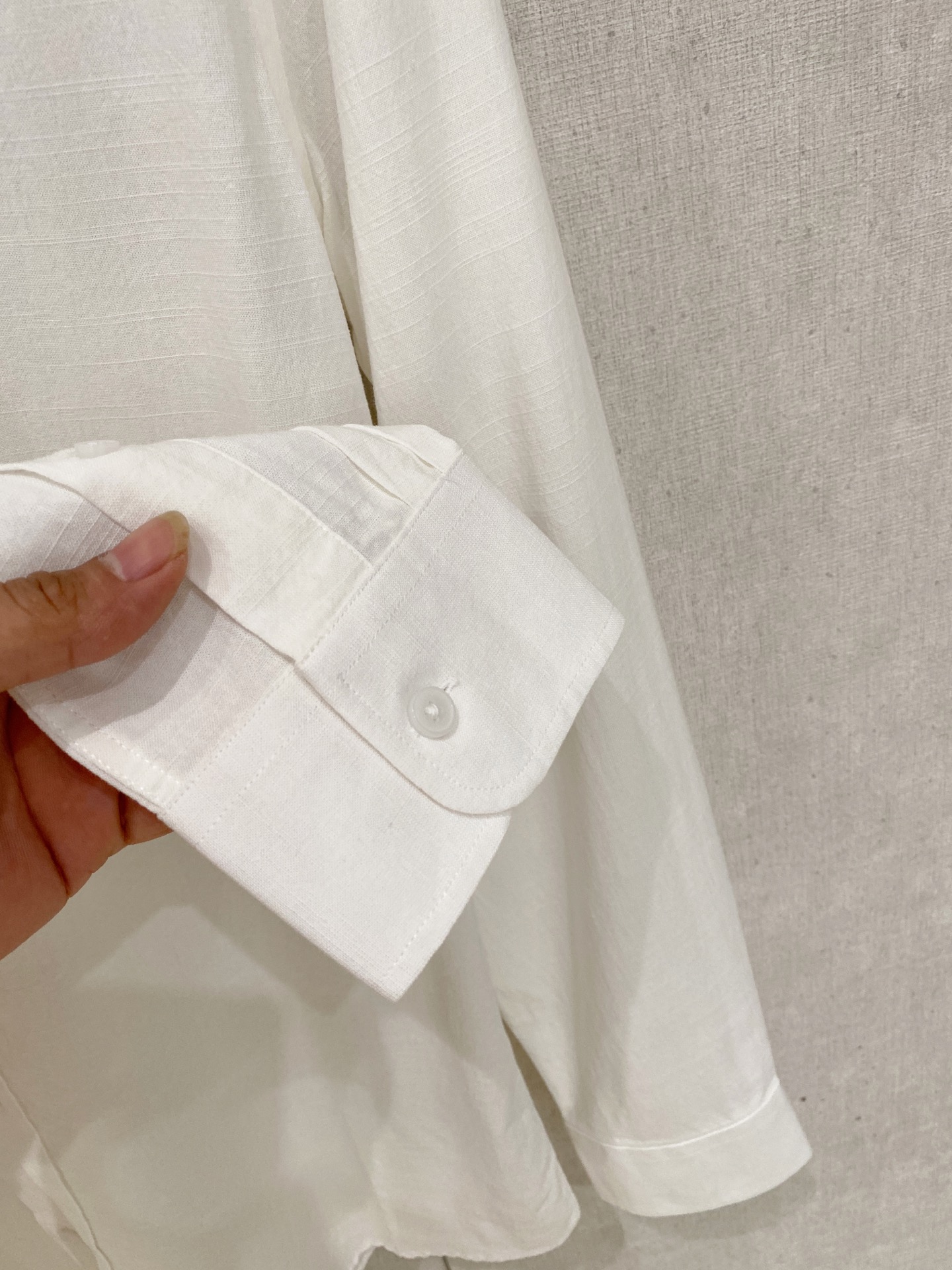 补单出货，
设计上沿袭了一贯滴现代极简主义基调，将意式的都市高贵格调发挥到极致，整体造型干净利落，无任何