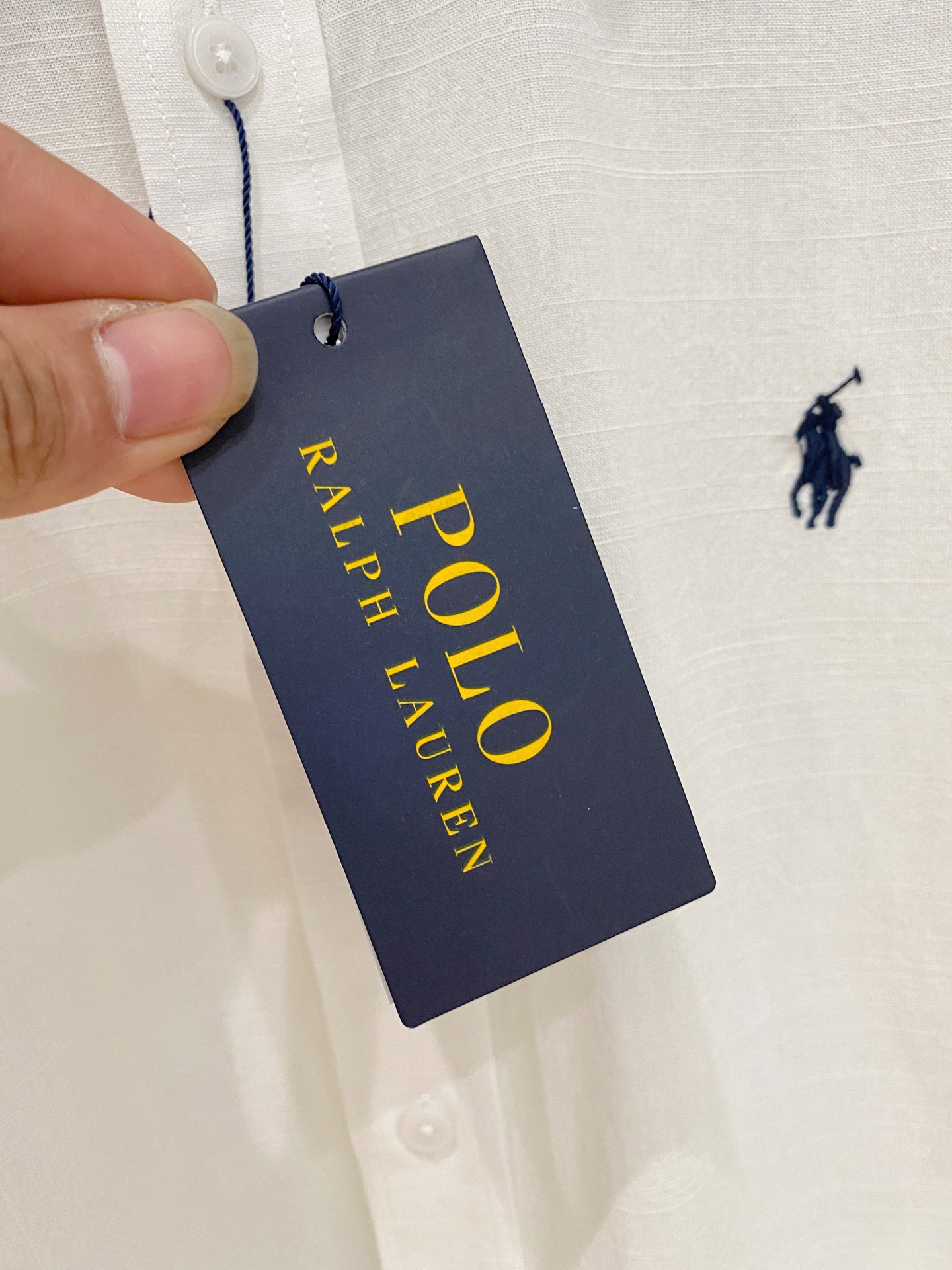 补单出货，
设计上沿袭了一贯滴现代极简主义基调，将意式的都市高贵格调发挥到极致，整体造型干净利落，无任何