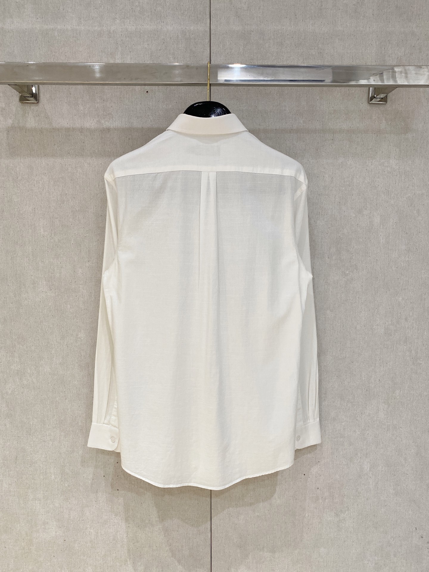 补单出货，
设计上沿袭了一贯滴现代极简主义基调，将意式的都市高贵格调发挥到极致，整体造型干净利落，无任何