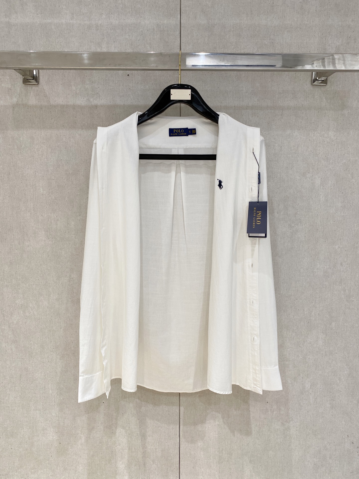 补单出货，
设计上沿袭了一贯滴现代极简主义基调，将意式的都市高贵格调发挥到极致，整体造型干净利落，无任何