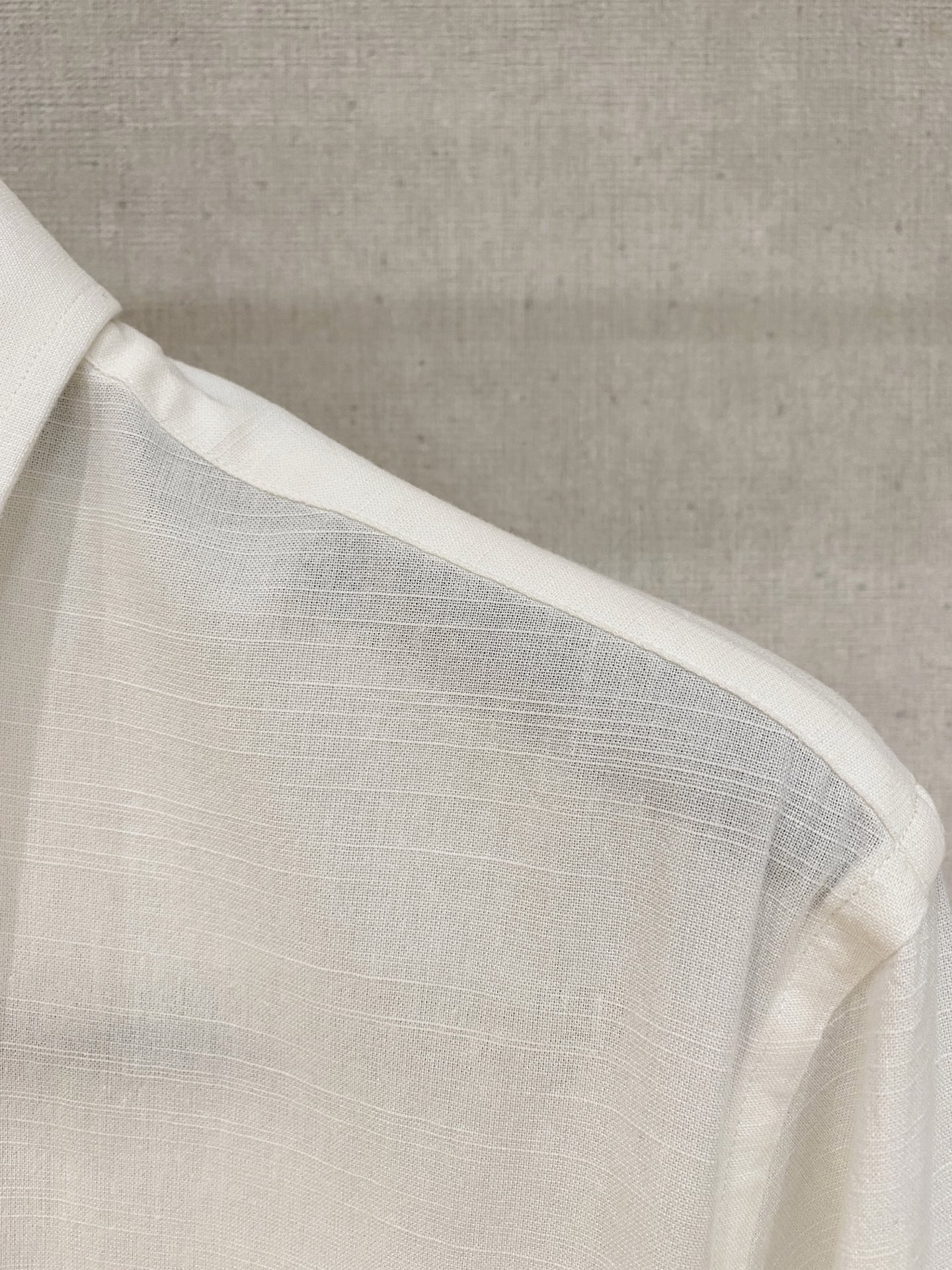 补单出货，
设计上沿袭了一贯滴现代极简主义基调，将意式的都市高贵格调发挥到极致，整体造型干净利落，无任何