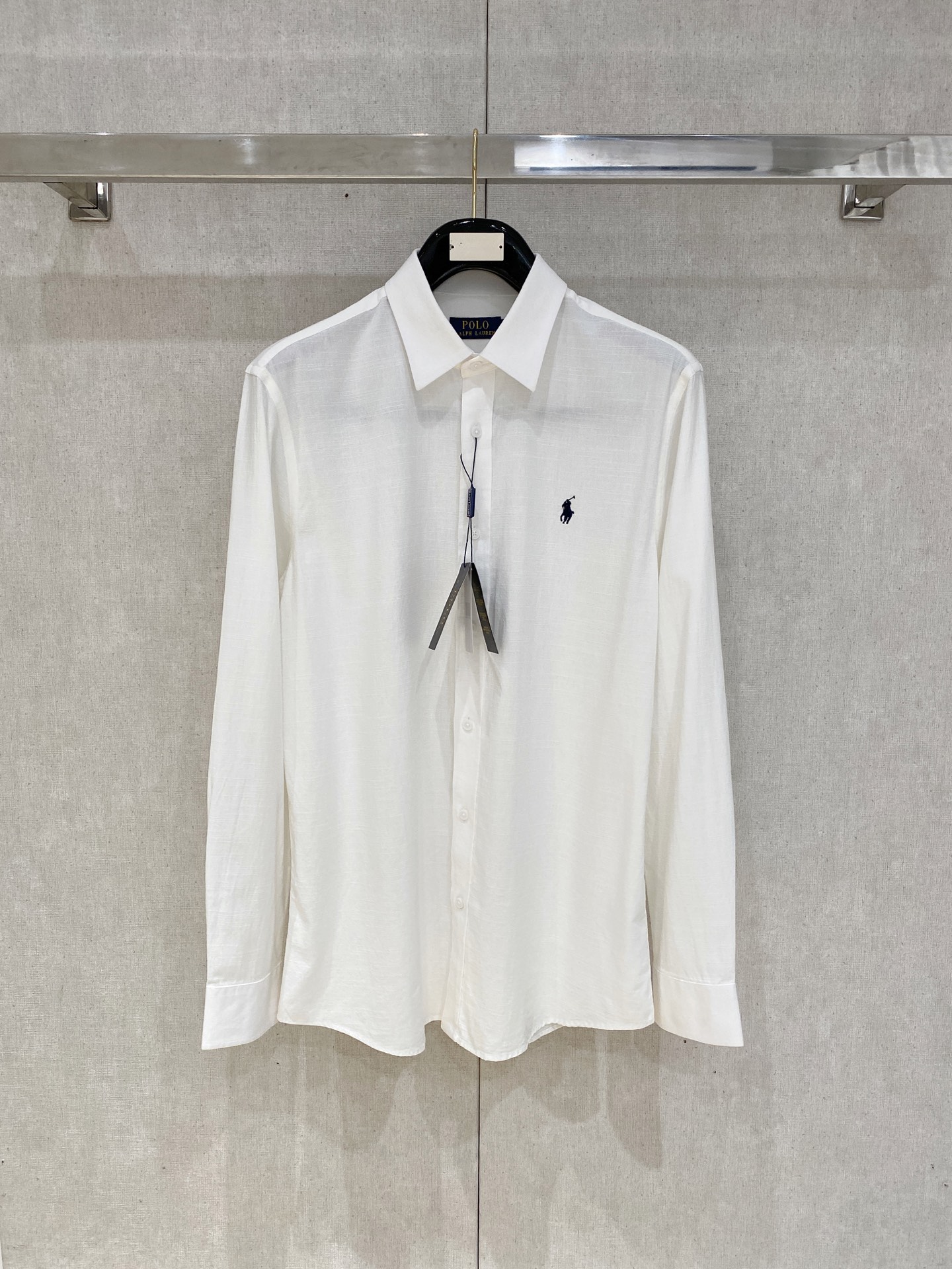 补单出货，
设计上沿袭了一贯滴现代极简主义基调，将意式的都市高贵格调发挥到极致，整体造型干净利落，无任何