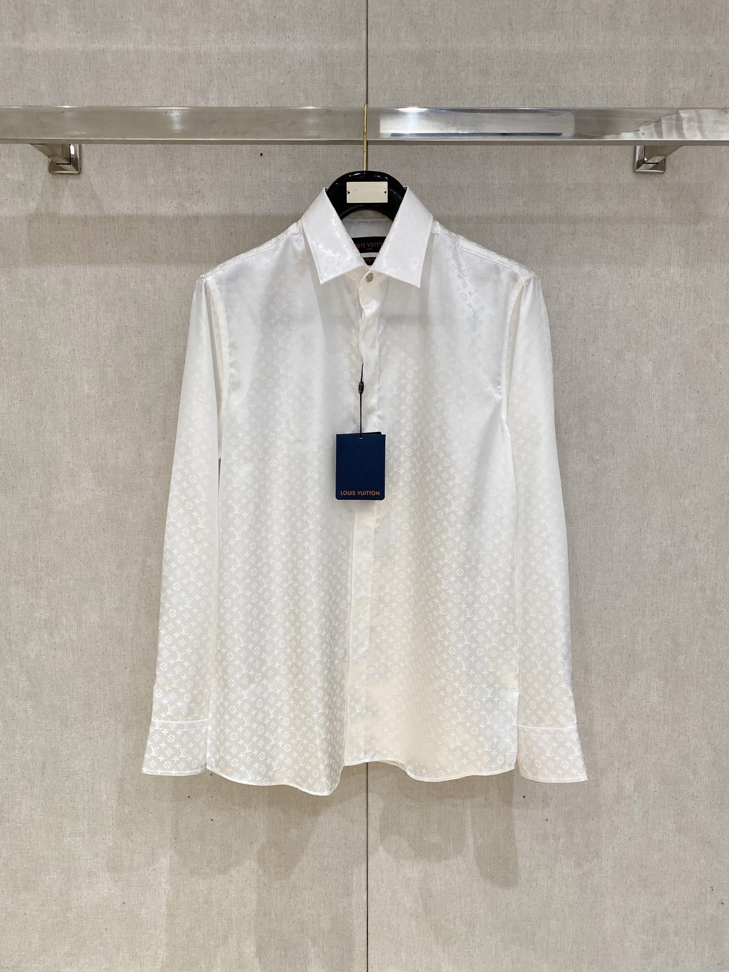 NO:428253,As summer approaches, men's wardrobes have also begun to usher in a new round of seasonal updates. In this vibrant and vibrant season, a simple and yet stylish shirt is undoubtedly the best choice for business men. We strive to present every high-end imported shirt fabric, perfect color and power, an excellent part of the high-end customized shirt industry, constantly shaping new colors, new texture, new beauty and integrated high-end business men's elegant shirts. Imported shirt brand fabric, classic LEGGIUNO fit style, exquisite details, elegant and stylish upper body. Size, SMLXLXXL 020,,shirts,alexander wang19860909随着夏日的脚步渐近,男士们的衣橱也开始迎来了新一轮的换季更新.在这个充满生机与活力的季节里,一件简约而不失格调的衬衫,无疑是商务男士们的不二之选. 努力呈现每一件高级进口衬衫面料,完美的色彩与力量,高级定制衬衫行业优秀的一份子,不断塑造新的色彩新的质感新的美感与一体化的高级商务男士雅致衬衫. 进口衬衫品牌面料,经典LEGGIUNO 合身版型,细节精湛,上身优雅有型.尺码,SMLXLXXL 020,,shirts,alexander wang,Men's clothing