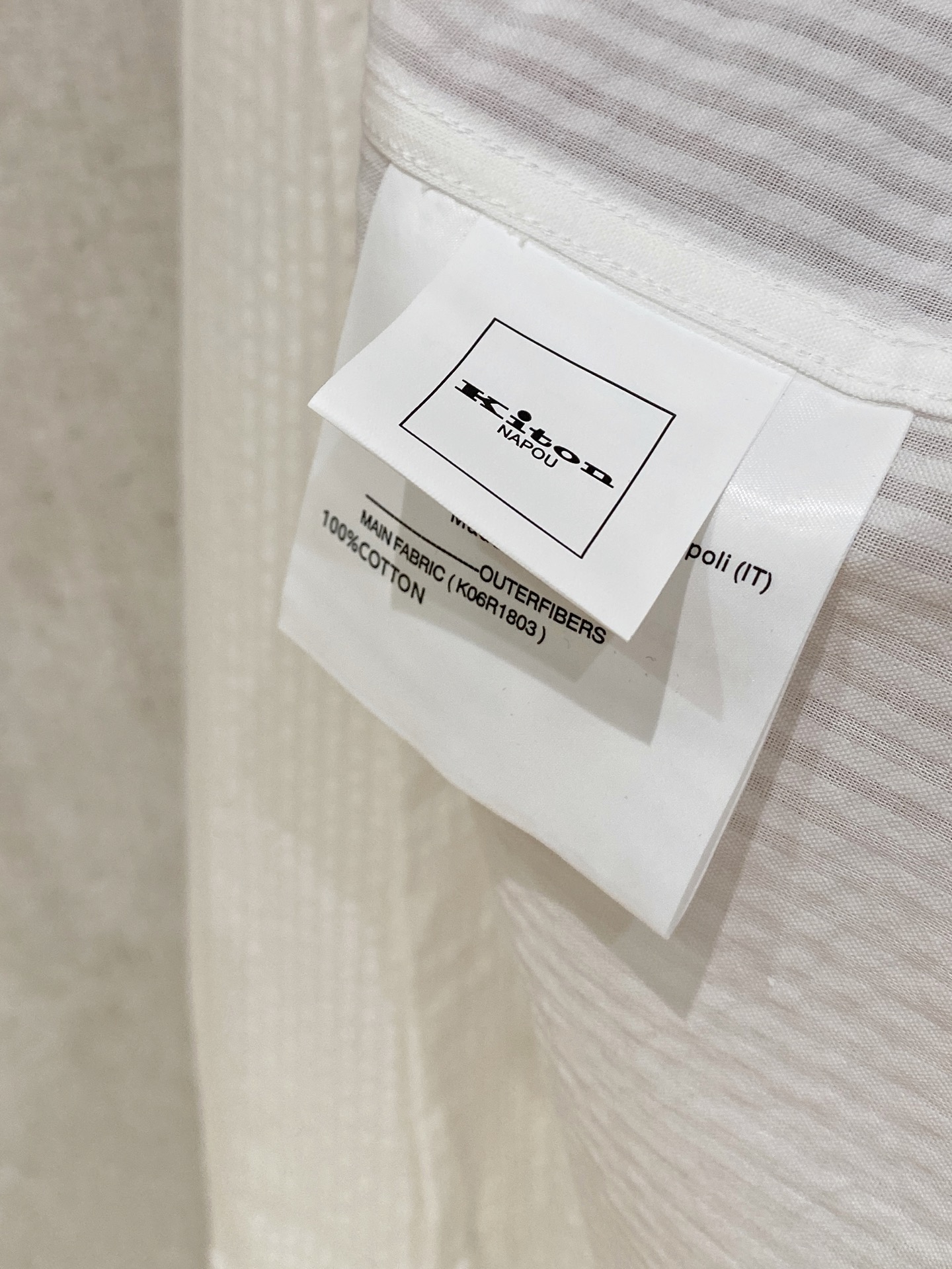 补单出货
设计上沿袭了一贯滴现代极简主义基调，将意式的都市高贵格调发挥到极致，整体造型干净利落，无任何多