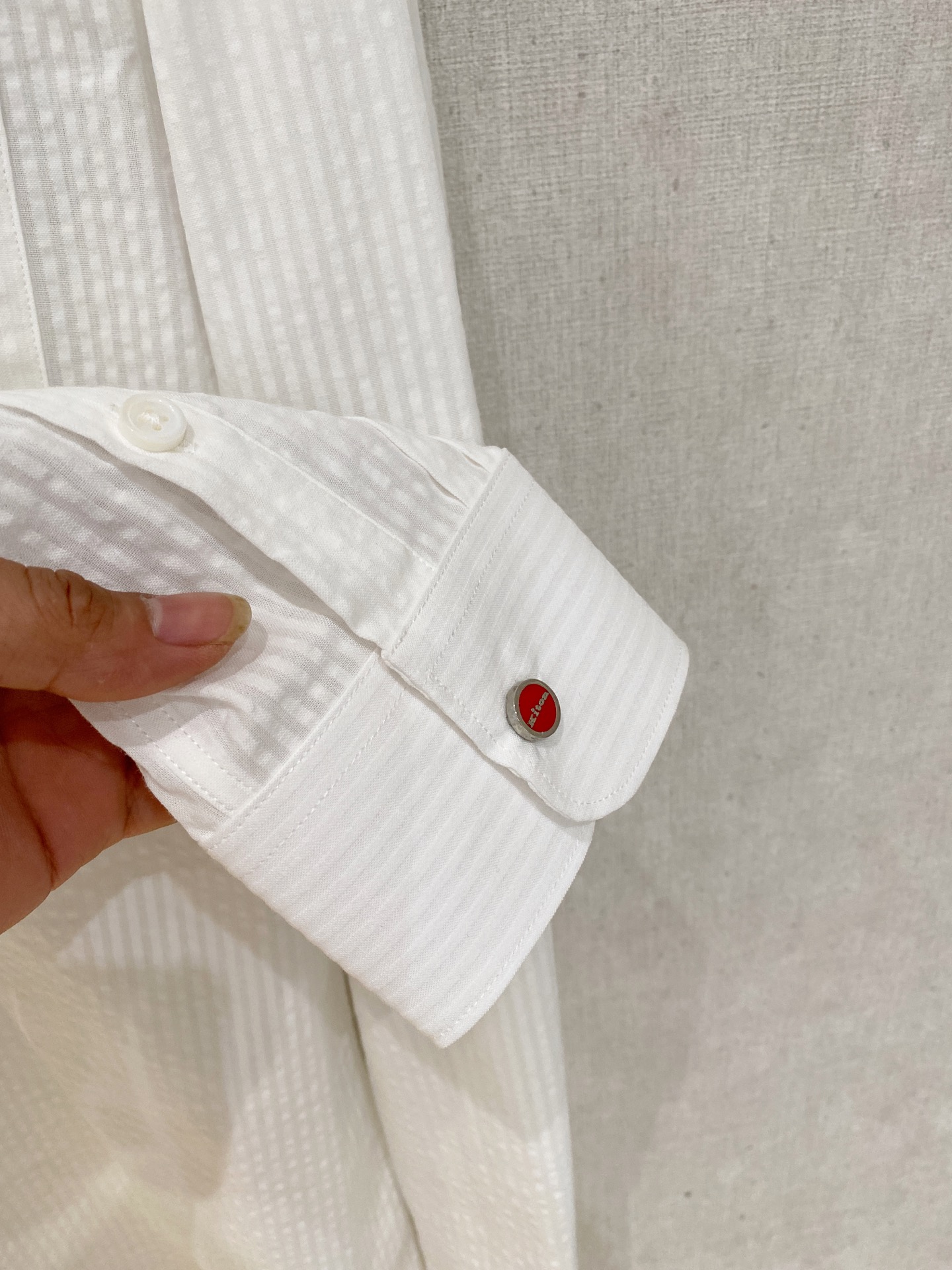 补单出货
设计上沿袭了一贯滴现代极简主义基调，将意式的都市高贵格调发挥到极致，整体造型干净利落，无任何多