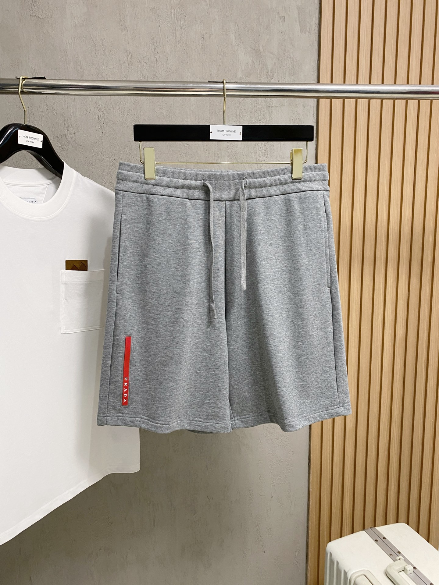 NO:517857,Prada's new spring and summer 2025 casual shorts!  The official website is released simultaneously. Customized brand classic logo, customized fabric, excellent comfort, strong hand touch. Extremely recognizable, perfect quality craftsmanship. Size S-Xl, prada, shorts, alexander wang19860909普拉达2025春夏新款休闲短裤！官网同步发售.定制品牌经典LOGO,定制面料,舒适度极好,手触感强烈.辨识度极高,完美品相工艺. 尺码S-Xl,,prada,shorts,alexander wang,Men's clothing