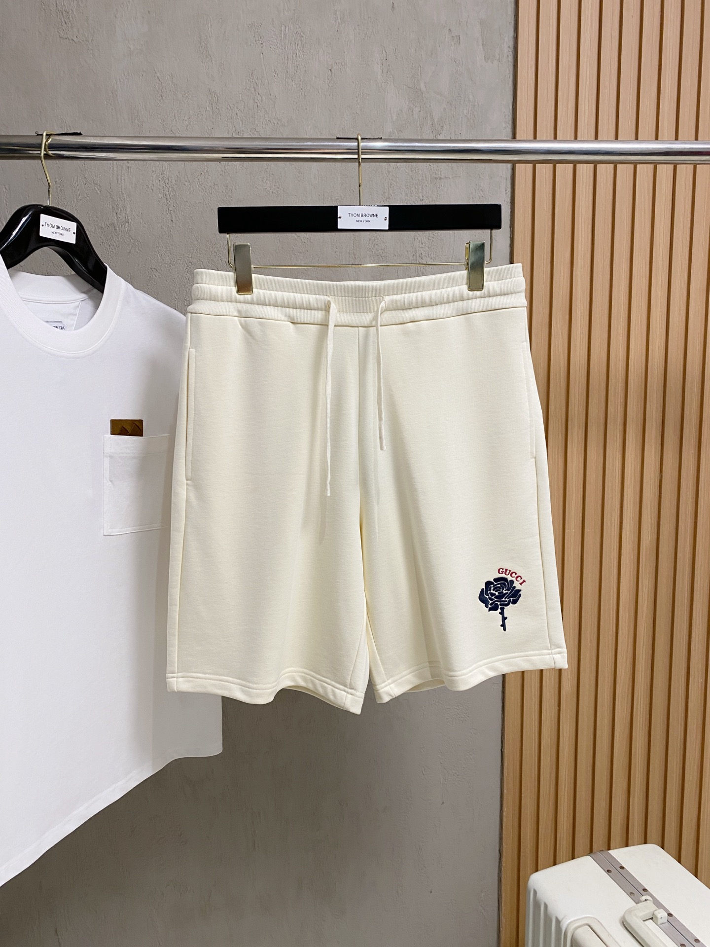 NO:518582,Gucci's new spring and summer 2025 casual shorts!  The official website is released simultaneously. Customized brand classic logo, customized fabric, excellent comfort, strong hand touch. Extremely recognizable, perfect quality craftsmanship. Size S-Xl, gucci, shorts, alexander wang19860909古驰2025春夏新款休闲短裤！官网同步发售.定制品牌经典LOGO,定制面料,舒适度极好,手触感强烈.辨识度极高,完美品相工艺. 尺码S-Xl,,gucci,shorts,alexander wang,Men's clothing