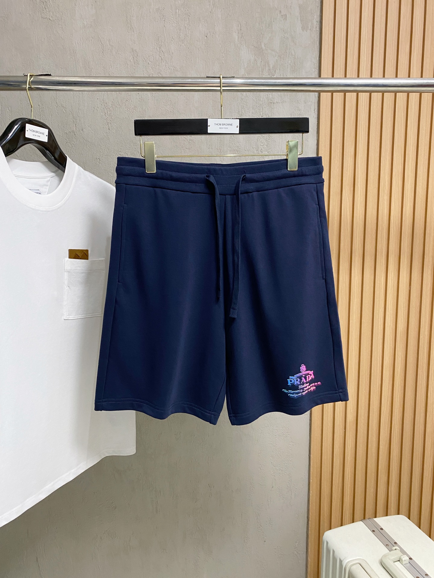 NO:518599,Prada's new spring and summer 2025 casual shorts!  The official website is released simultaneously. Customized brand classic logo, customized fabric, excellent comfort, strong hand touch. Extremely recognizable, perfect quality craftsmanship. Size S-Xl, prada, shorts, alexander wang19860909普拉达2025春夏新款休闲短裤！官网同步发售.定制品牌经典LOGO,定制面料,舒适度极好,手触感强烈.辨识度极高,完美品相工艺. 尺码S-Xl,,prada,shorts,alexander wang,Men's clothing