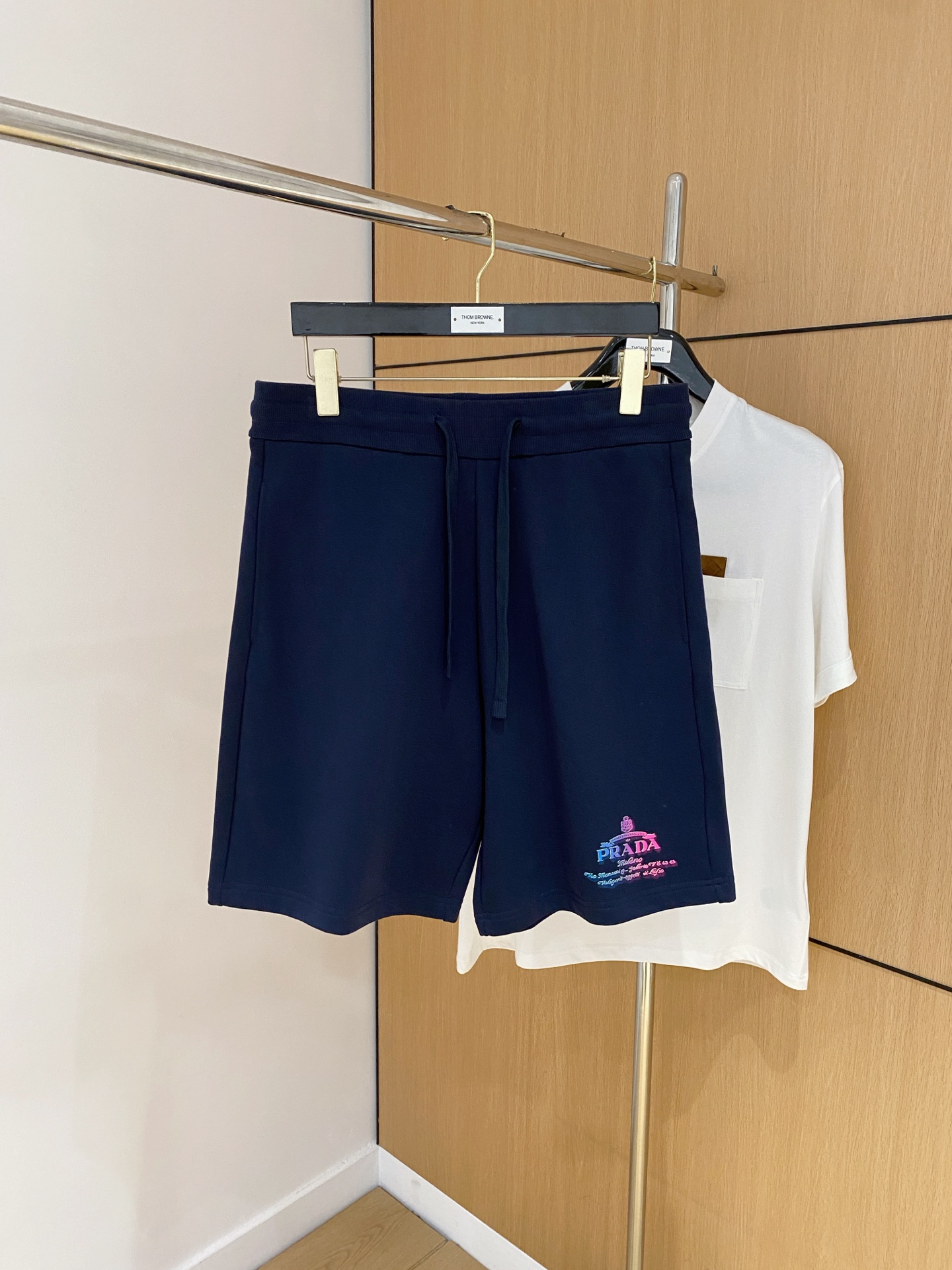 NO:473891,Prada's new spring and summer 2025 casual shorts!  The official website is released simultaneously. Customized brand classic logo, customized fabric, excellent comfort, strong hand touch. Extremely recognizable, perfect quality craftsmanship. Size S-Xl, prada, shorts, alexander wang19860909普拉达2025春夏新款休闲短裤！官网同步发售.定制品牌经典LOGO,定制面料,舒适度极好,手触感强烈.辨识度极高,完美品相工艺. 尺码S-Xl,,prada,shorts,alexander wang,Men's clothing