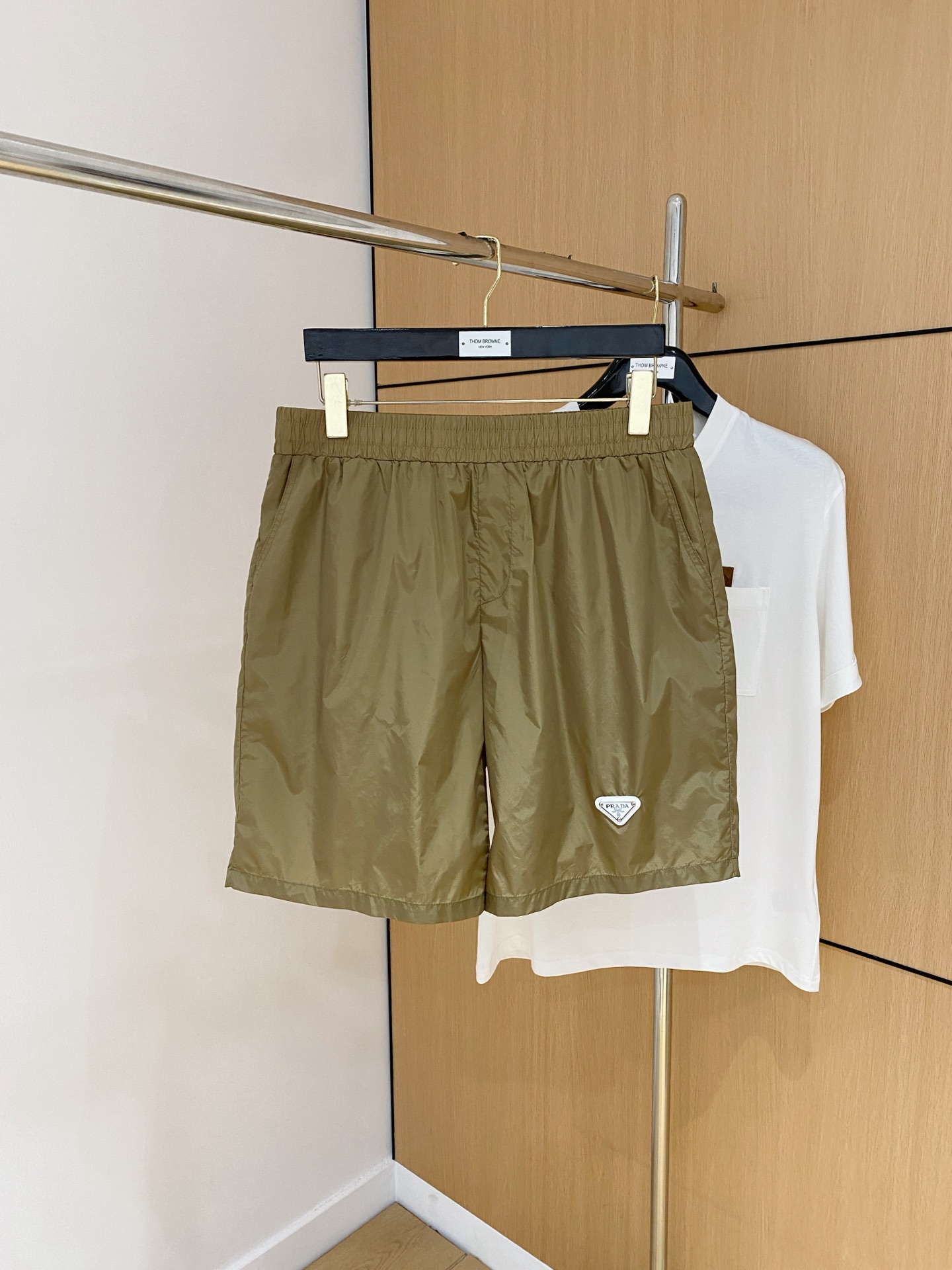 NO:473901,Prada's new spring and summer 2025 casual shorts!  The official website is released simultaneously. Customized brand classic logo, customized fabric, excellent comfort, strong hand touch. Extremely recognizable, perfect quality craftsmanship. Size S-Xl, prada, shorts, alexander wang19860909普拉达2025春夏新款休闲短裤！官网同步发售.定制品牌经典LOGO,定制面料,舒适度极好,手触感强烈.辨识度极高,完美品相工艺. 尺码S-Xl,,prada,shorts,alexander wang,Men's clothing