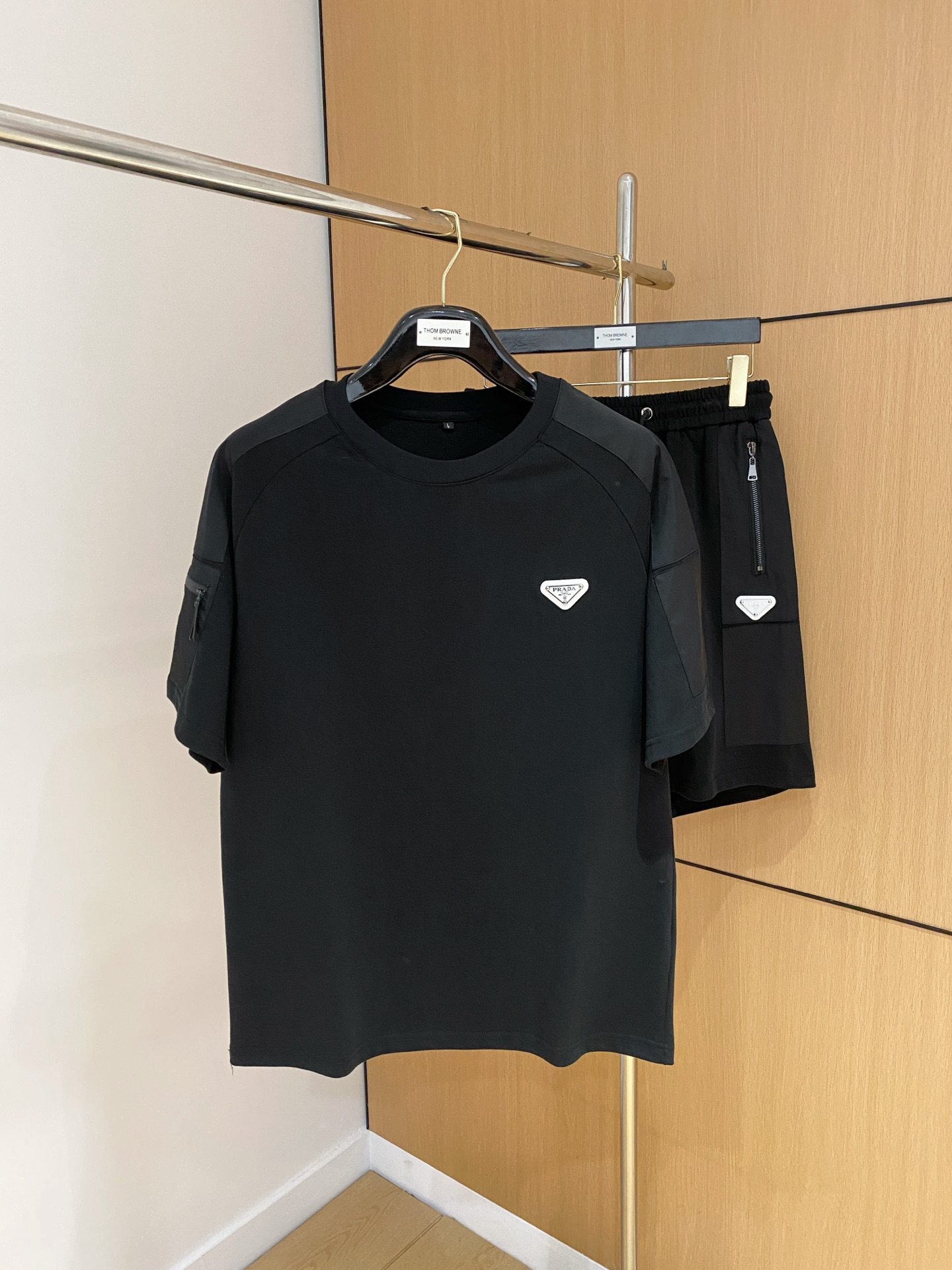 NO:474649,Prada 25 Spring and Summer New Products This set uses original counter fabric to present a sporty design style. The cut is thick and the shape is revealed. The details define the design tone. The chest embroidered logo makes the brand style come to mind. Color: Black Size: M-XXXL, prada, alexander wang19860909普拉达 25春夏新品这款套装采用专柜原版面料 呈现运动设计风格.裁剪厚实显廓形.细节定义设计基调.胸口刺绣徽标令品牌格调跃然眼前. 颜色: 黑色 尺码: M-XXXL,,prada,alexander wang,Men's clothing