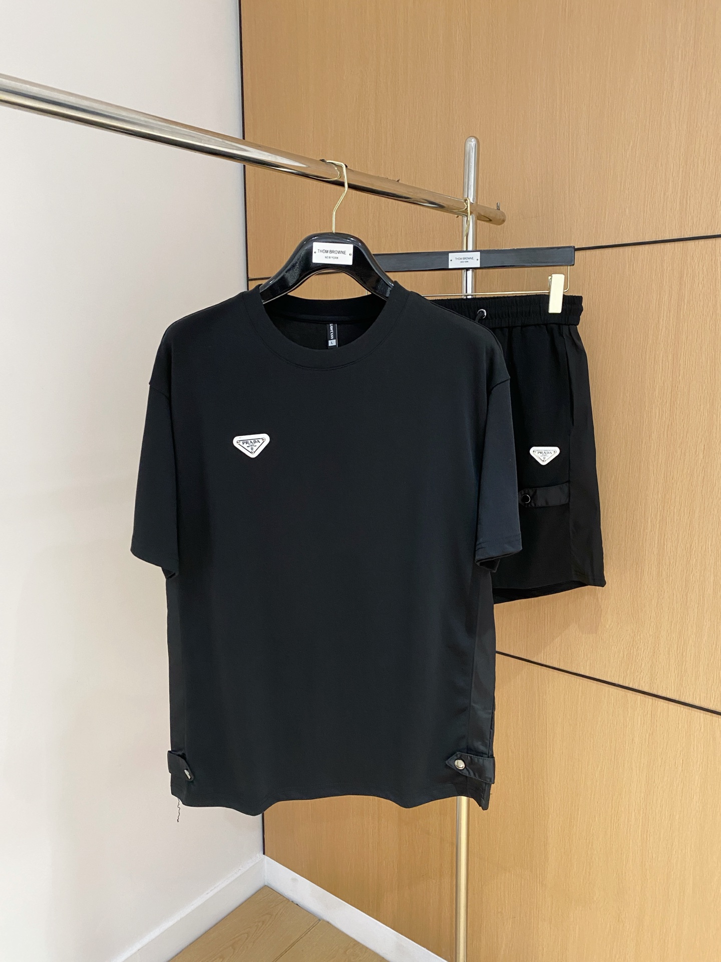 NO:474683,Prada 25 Spring and Summer New Products This set uses original counter fabric to present a sporty design style. The cut is thick and the shape is revealed. The details define the design tone. The chest embroidered logo makes the brand style come to mind. Color: Black Size: M-XXXL, prada, alexander wang19860909普拉达 25春夏新品这款套装采用专柜原版面料 呈现运动设计风格.裁剪厚实显廓形.细节定义设计基调.胸口刺绣徽标令品牌格调跃然眼前. 颜色: 黑色 尺码: M-XXXL,,prada,alexander wang,Men's clothing