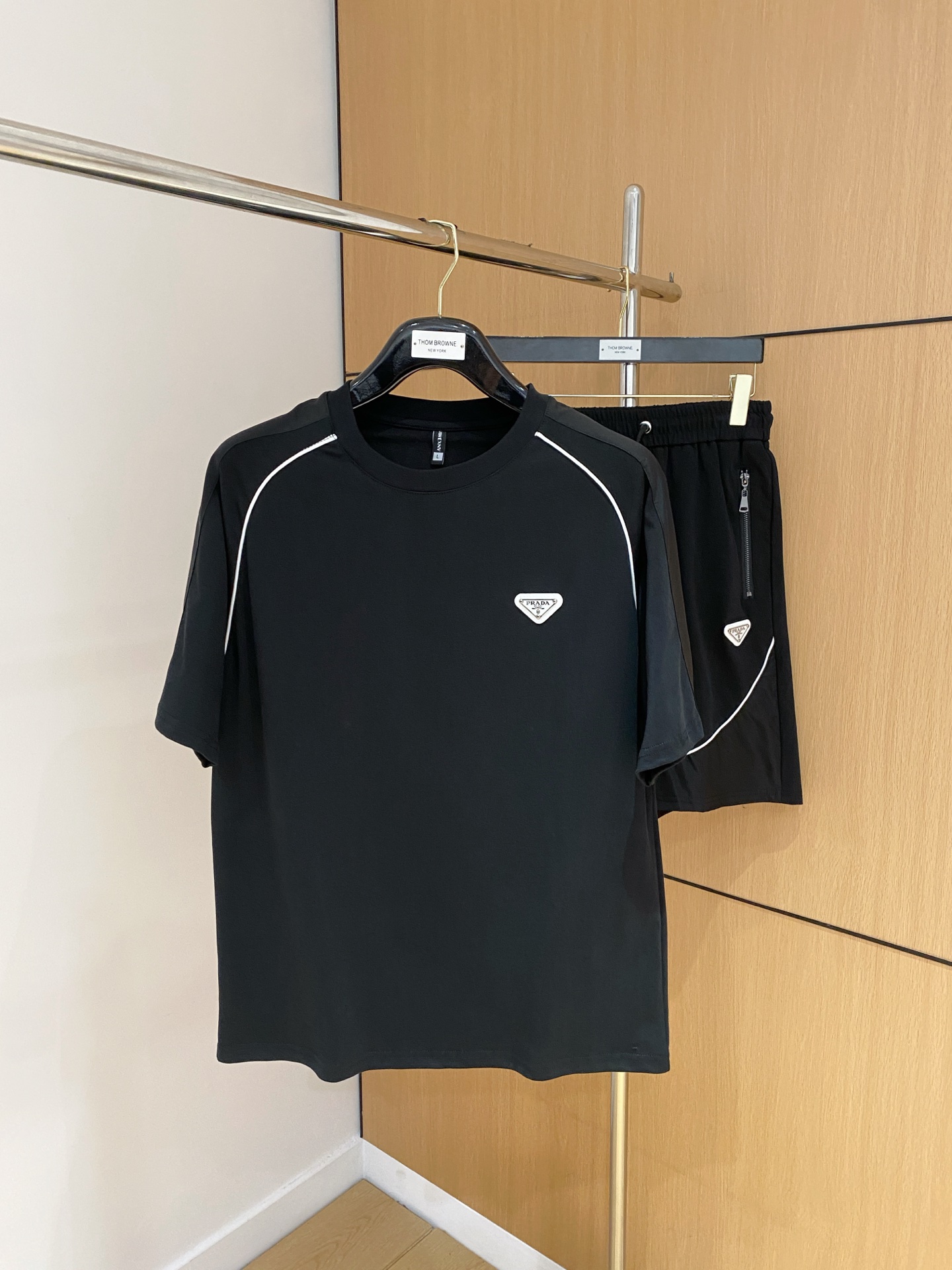 NO:474664,Prada 25 Spring and Summer New Products This set uses original counter fabric to present a sporty design style. The cut is thick and the shape is revealed. The details define the design tone. The chest embroidered logo makes the brand style come to mind. Color: Black Size: M-XXXL, prada, alexander wang19860909普拉达 25春夏新品这款套装采用专柜原版面料 呈现运动设计风格.裁剪厚实显廓形.细节定义设计基调.胸口刺绣徽标令品牌格调跃然眼前. 颜色: 黑色 尺码: M-XXXL,,prada,alexander wang,Men's clothing