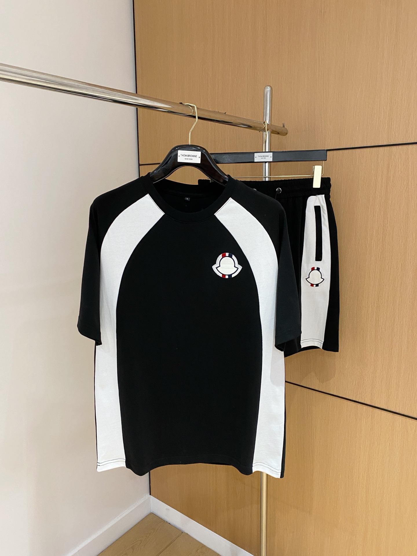 NO:474644,The new 25 spring and summer products of this set uses original counter fabric to present a sporty design style. The cut is thick and the shape is revealed. The details define the design tone. The chest embroidered logo makes the brand style appear in front of you. Color: Black Size: M-XXXL, Moncler, alexander wang19860909蒙口 25春夏新品这款套装采用专柜原版面料 呈现运动设计风格.裁剪厚实显廓形.细节定义设计基调.胸口刺绣徽标令品牌格调跃然眼前. 颜色: 黑色 尺码: M-XXXL,,Moncler,alexander wang,Men's clothing