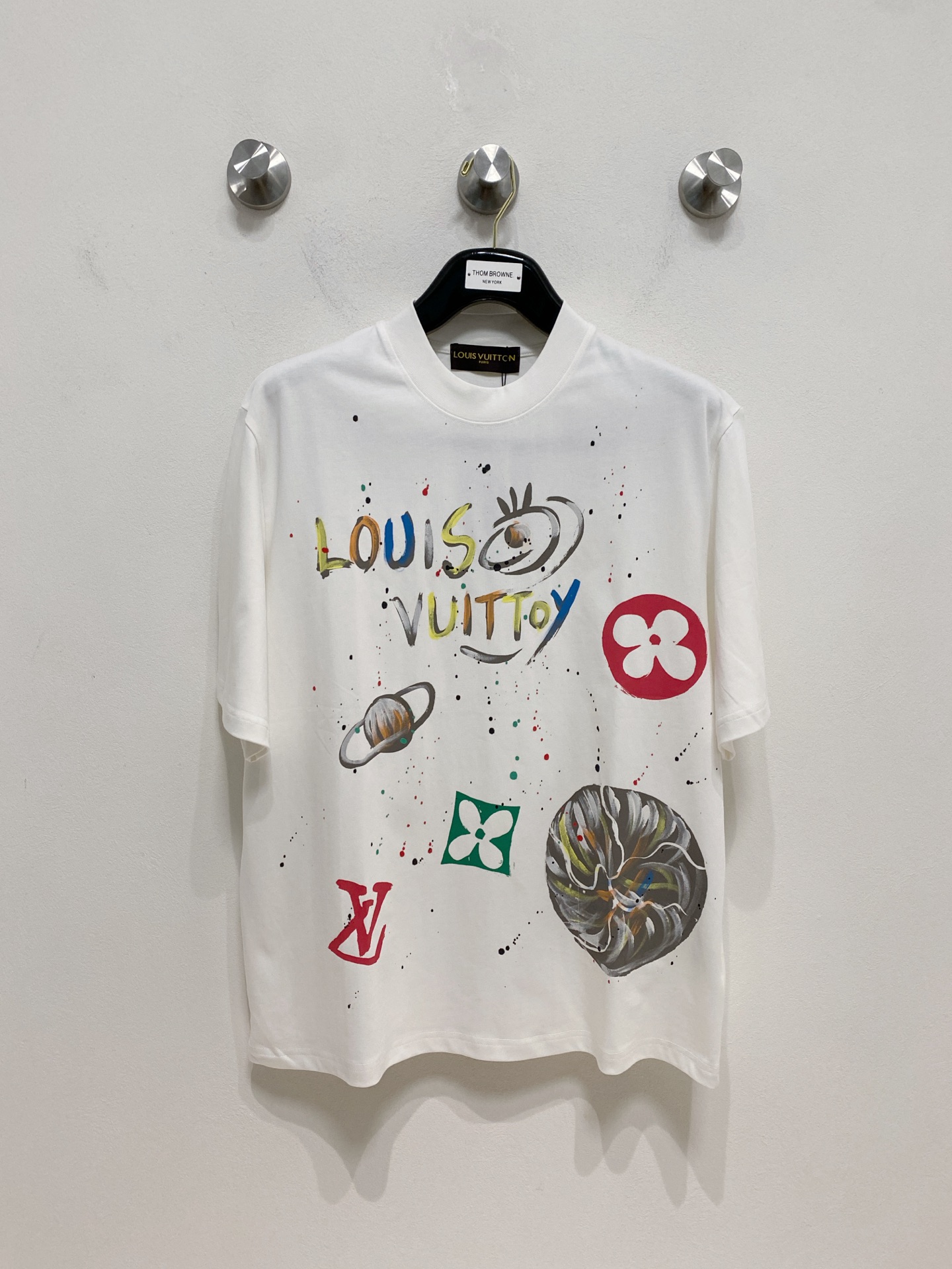 NO:424210,LV summer new short-sleeved T-shirt, personalized art series exclusively released on the entire network. The versatile details are perfectly processed and pure cotton fabric is very exquisite. Original fabric. The same high-end version of Internet celebrities. The high-quality feel is very comfortable. Fashionable and personalized. A super versatile and beautiful look for men and women. S-Xl,,louis vuitton, T-shirt,tees, t-shirt,alexander wang.19860909LV夏季新款短袖T恤,个性艺术系列全网独家首发 百搭款细节处理完美纯棉面料十分精致 原版面料 网红明星同款高版本 高品质手感非常舒服 时尚又个性 超级百搭好看的一款男女同款颜色S-Xl,,louis vuitton,T-shirt,tees，t-shirt,alexander wang,Men's clothing