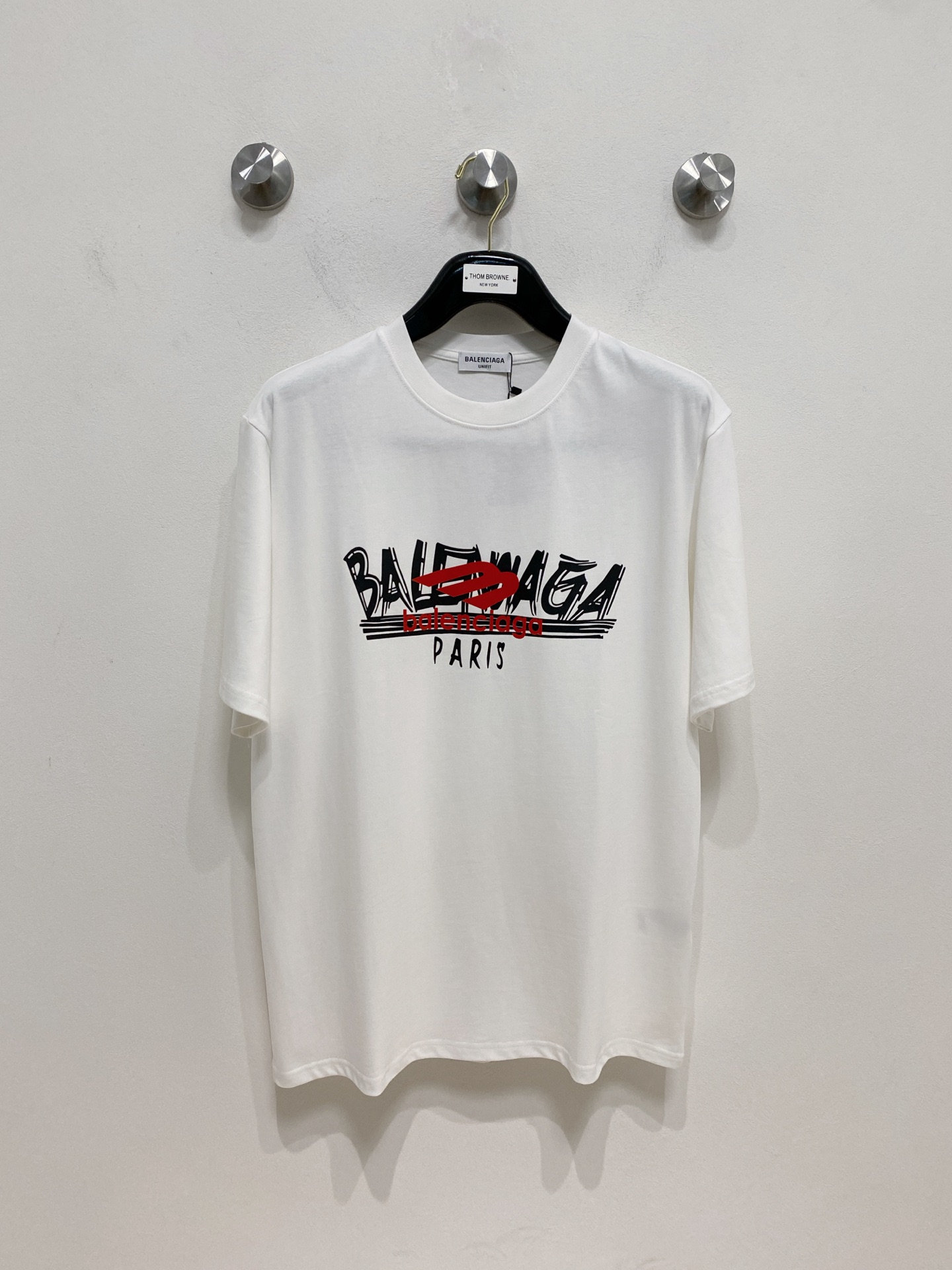 NO:424201,Balenciaga summer new short-sleeved T-shirt, the personalized art series exclusively released on the entire network. The versatile details are perfectly processed and pure cotton fabric is very exquisite. Original fabric. The same high-quality and comfortable hand feels very fashionable and personalized. A super versatile and beautiful look for men and women. S-Xl, balenciaga, T-shirt,tees, t-shirt,alexander wang19860909巴黎世家夏季新款短袖T恤,个性艺术系列全网独家首发 百搭款细节处理完美纯棉面料十分精致 原版面料 网红明星同款高版本 高品质手感非常舒服 时尚又个性 超级百搭好看的一款男女同款颜色S-Xl,,balenciaga,T-shirt,tees，t-shirt,alexander wang,Men's clothing