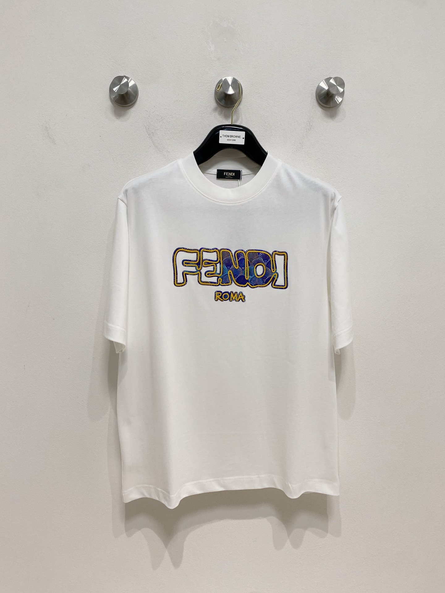 NO:424125,Fendi's new summer short-sleeved T-shirt, the personalized art series exclusively released on the entire network. The versatile details are perfectly processed and pure cotton fabric is very exquisite. Original fabric. The same high-end version of the internet celebrity celebrity. The high-quality feel is very comfortable. Fashionable and personalized. A super versatile and beautiful look for men and women. S-Xl, fendi, T-shirt, tees, t-shirt, alexander wang.19860909芬迪夏季新款短袖T恤,个性艺术系列全网独家首发 百搭款细节处理完美纯棉面料十分精致 原版面料 网红明星同款高版本 高品质手感非常舒服 时尚又个性 超级百搭好看的一款男女同款颜色S-Xl,,fendi,T-shirt,tees，t-shirt,alexander wang,Men's clothing