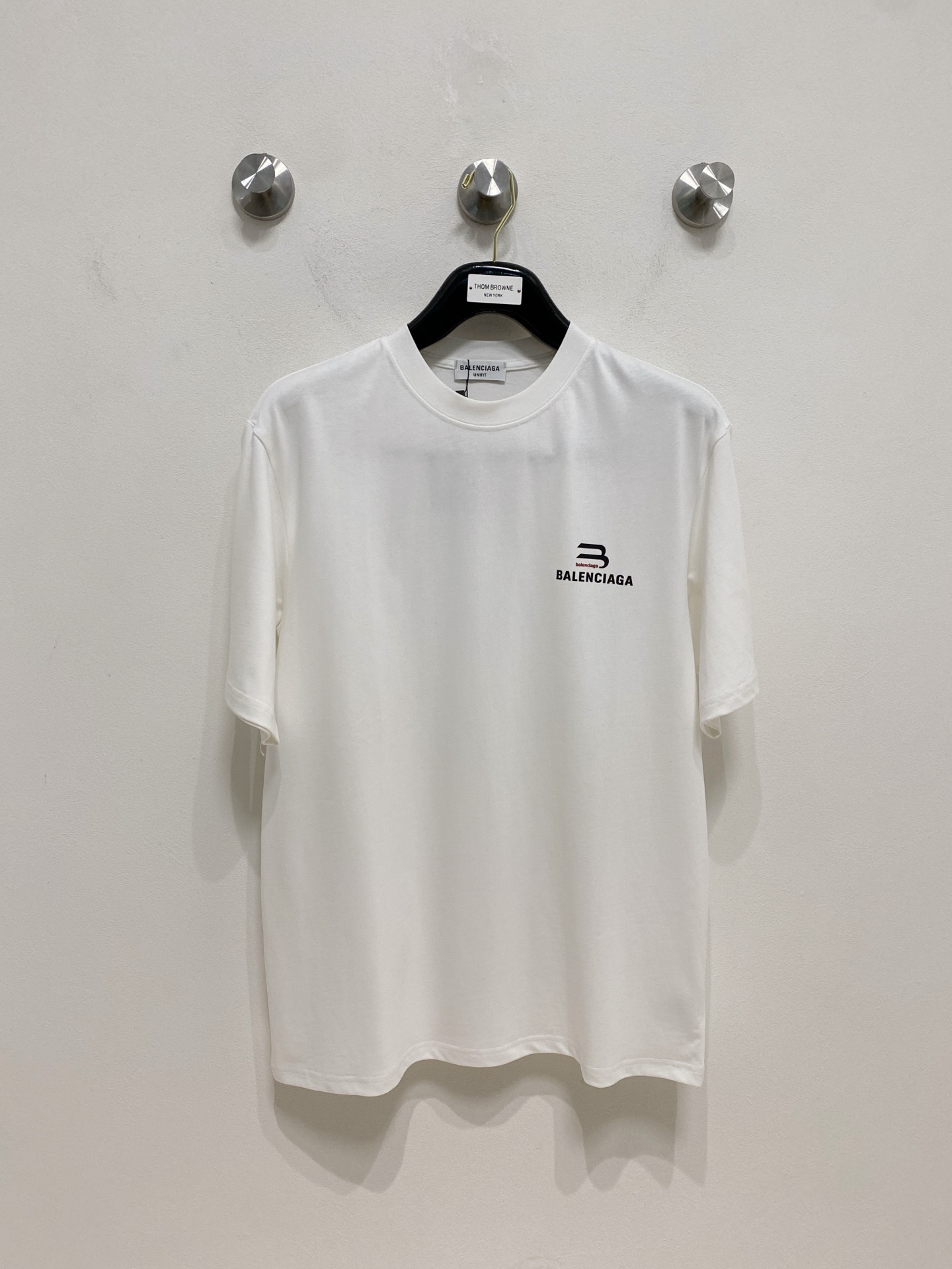 NO:424219,Balenciaga summer new short-sleeved T-shirt, the personalized art series exclusively released on the entire network. The versatile details are perfectly processed and pure cotton fabric is very exquisite. Original fabric. The same high-quality and comfortable hand feels very fashionable and personalized. A super versatile and beautiful look for men and women. S-Xl, balenciaga, T-shirt,tees, t-shirt,alexander wang19860909巴黎世家夏季新款短袖T恤,个性艺术系列全网独家首发 百搭款细节处理完美纯棉面料十分精致 原版面料 网红明星同款高版本 高品质手感非常舒服 时尚又个性 超级百搭好看的一款男女同款颜色S-Xl,,balenciaga,T-shirt,tees，t-shirt,alexander wang,Men's clothing