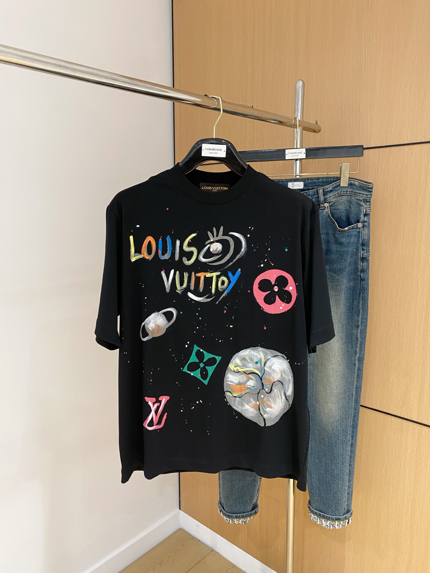 Louis Vuitton Summer T-Shirt: Unique Artistic Design, Comfortable Cotton Blend 2 i1750343097126 3105 0 0