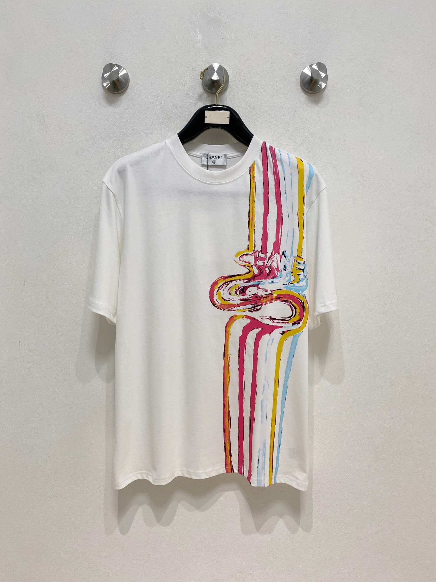 NO:424183,Chanel's new summer short-sleeved T-shirt, the personalized art series exclusively released on the entire network. The versatile details are perfectly processed and pure cotton fabric is very exquisite. Original fabric. The same high-end version of the internet celebrity celebrity. The high-quality feel is very comfortable. Fashion and personality. A super versatile and beautiful look for men and women. S-Xl, chanel, T-shirt, tees, t-shirt, alexander wang.19860909香奈儿夏季新款短袖T恤,个性艺术系列全网独家首发 百搭款细节处理完美纯棉面料十分精致 原版面料 网红明星同款高版本 高品质手感非常舒服 时尚又个性 超级百搭好看的一款男女同款颜色S-Xl,,chanel,T-shirt,tees，t-shirt,alexander wang,Men's clothing