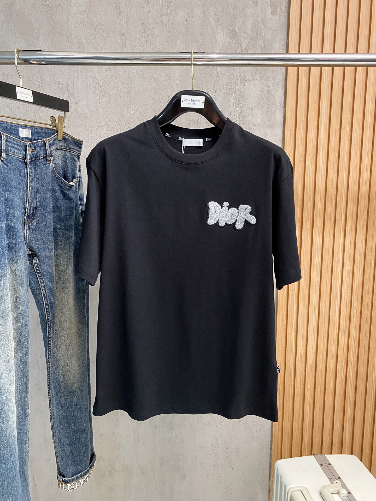 NO:439281,Dior 2025 summer new short-sleeved T-shirt, the personalized art series exclusively launched on the entire network. The versatile details are perfectly processed and pure cotton fabric is very exquisite. Original fabric. The same high-quality and comfortable hand feels very fashionable and personalized. A super versatile and beautiful style for men and women. The same color is black and white. The number of numbers M-3XL, dior, T-shirt,tees, t-shirt,alexander wang19860909迪奥2025夏季新款短袖T恤,个性艺术系列全网独家首发 百搭款细节处理完美纯棉面料十分精致 原版面料 网红明星同款高版本 高品质手感非常舒服 时尚又个性 超级百搭好看的一款男女同款颜色黑、白 码数M-3XL,,dior,T-shirt,tees，t-shirt,alexander wang,Men's clothing