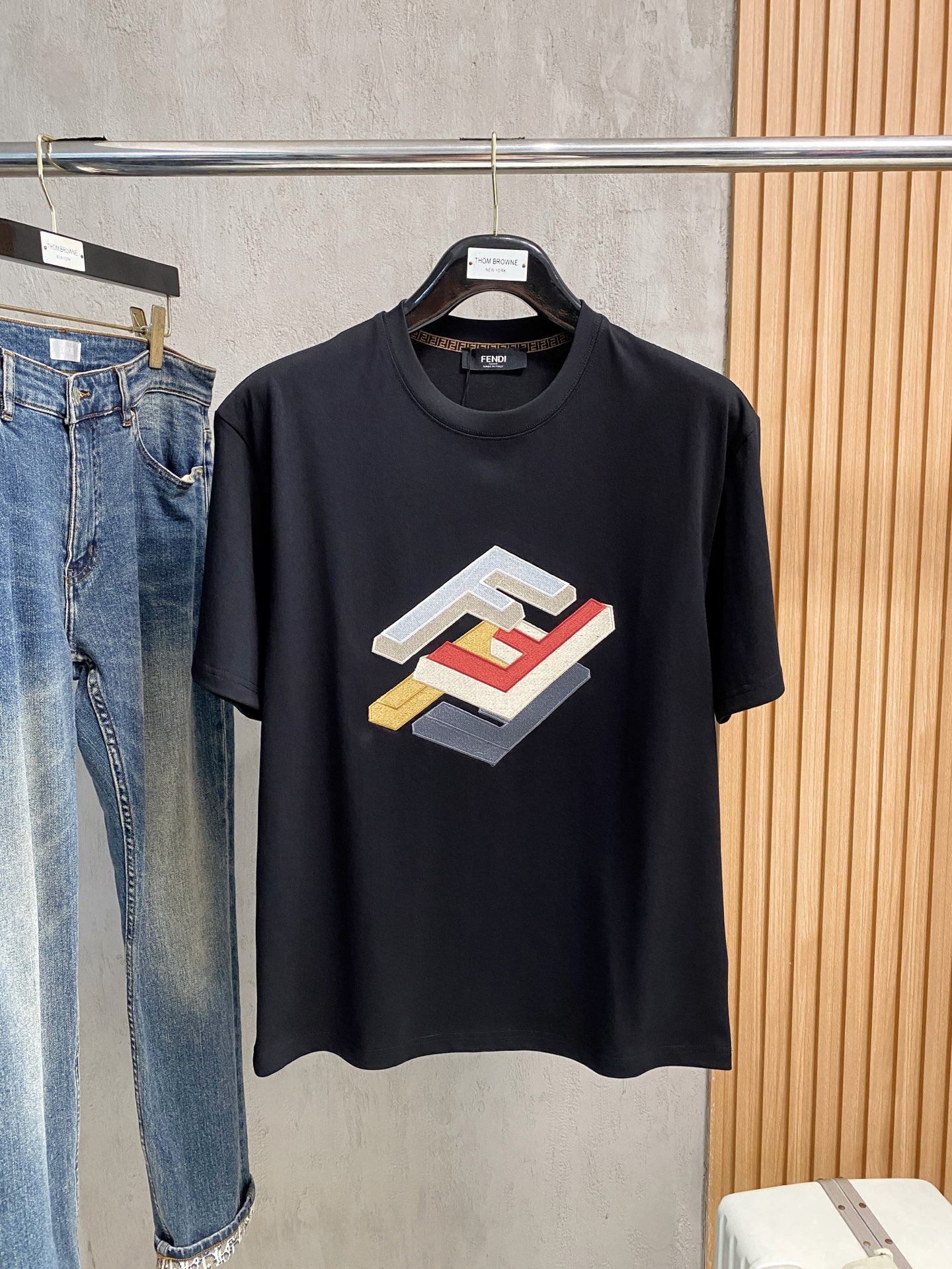 NO:439276,Fendi's new short-sleeved T-shirt in summer 2025, the personalized art series exclusively launched on the entire network. The versatile details are perfectly processed and pure cotton fabric is very exquisite. Original fabric. The same high-quality and comfortable hand feels very fashionable and personalized. A super versatile and beautiful style for men and women. The same color is black and white. M-3XL, fendi, T-shirt,tees, t-shirt,alexander wang19860909芬迪2025夏季新款短袖T恤,个性艺术系列全网独家首发 百搭款细节处理完美纯棉面料十分精致 原版面料 网红明星同款高版本 高品质手感非常舒服 时尚又个性 超级百搭好看的一款男女同款颜色黑、白 码数M-3XL,,fendi,T-shirt,tees，t-shirt,alexander wang,Men's clothing