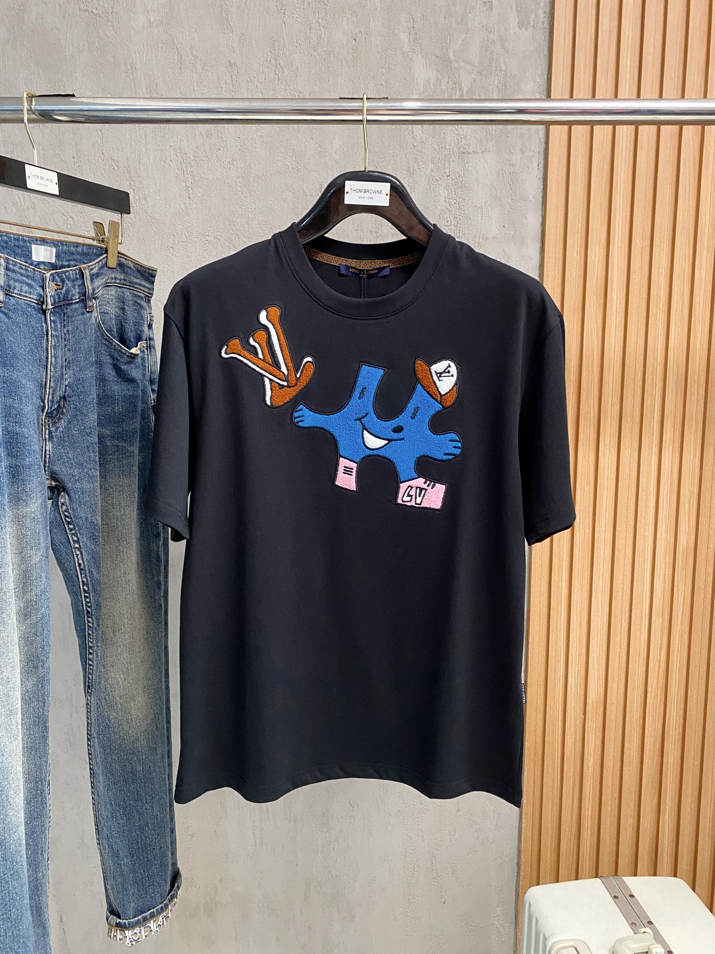 NO:439270,LV2025 summer new short-sleeved T-shirt, the personalized art series exclusively released on the entire network. The versatile details are perfectly processed and pure cotton fabric is very exquisite. Original fabric. The same high-quality and comfortable hand feels very fashionable and personalized. A super versatile and beautiful style for men and women. The same color is black and white. The number of numbers M-3XL, louis vuitton, T-shirt,tees, t-shirt,alexander wang19860909LV2025夏季新款短袖T恤,个性艺术系列全网独家首发 百搭款细节处理完美纯棉面料十分精致 原版面料 网红明星同款高版本 高品质手感非常舒服 时尚又个性 超级百搭好看的一款男女同款颜色黑、白 码数M-3XL,,louis vuitton,T-shirt,tees，t-shirt,alexander wang,Men's clothing