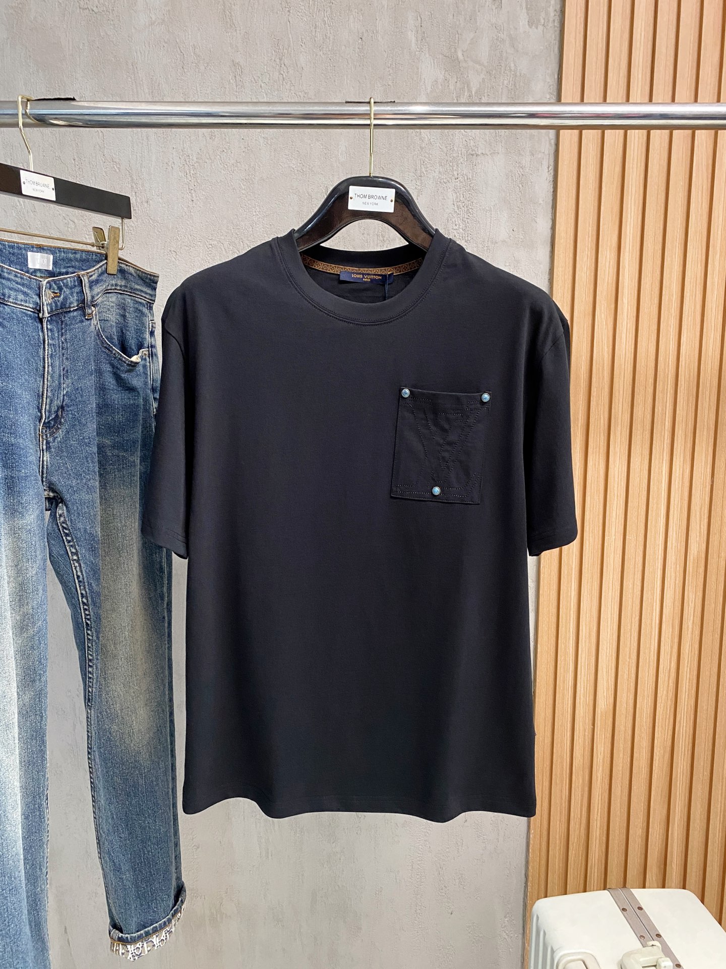 NO:439302,LV2025 summer new short-sleeved T-shirt, the personalized art series exclusively released on the entire network. The versatile details are perfectly processed and pure cotton fabric is very exquisite. Original fabric. The same high-quality and comfortable hand feels very fashionable and personalized. A super versatile and beautiful style for men and women. The same color is black and white. The number of numbers M-3XL, louis vuitton, T-shirt,tees, t-shirt,alexander wang19860909LV2025夏季新款短袖T恤,个性艺术系列全网独家首发 百搭款细节处理完美纯棉面料十分精致 原版面料 网红明星同款高版本 高品质手感非常舒服 时尚又个性 超级百搭好看的一款男女同款颜色黑、白 码数M-3XL,,louis vuitton,T-shirt,tees，t-shirt,alexander wang,Men's clothing