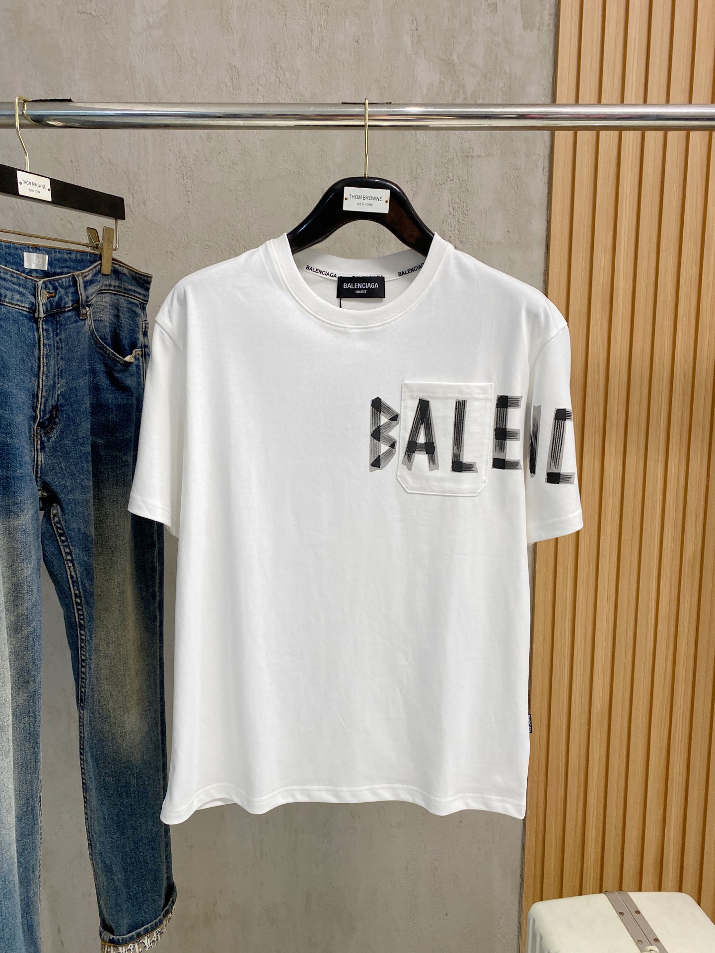 NO:439288,Balenciaga 2025 summer new short-sleeved T-shirt, the personalized art series exclusively released on the entire network. The versatile details are perfectly processed and pure cotton fabric is very exquisite. Original fabric. The same high-quality and comfortable hand feels very fashionable and personalized. A super versatile and beautiful style for men and women. The same color is black and white. M-3XL, balenciaga, T-shirt,tees, t-shirt,alexander wang19860909巴黎世家2025夏季新款短袖T恤,个性艺术系列全网独家首发 百搭款细节处理完美纯棉面料十分精致 原版面料 网红明星同款高版本 高品质手感非常舒服 时尚又个性 超级百搭好看的一款男女同款颜色黑、白 码数M-3XL,,balenciaga,T-shirt,tees，t-shirt,alexander wang,Men's clothing