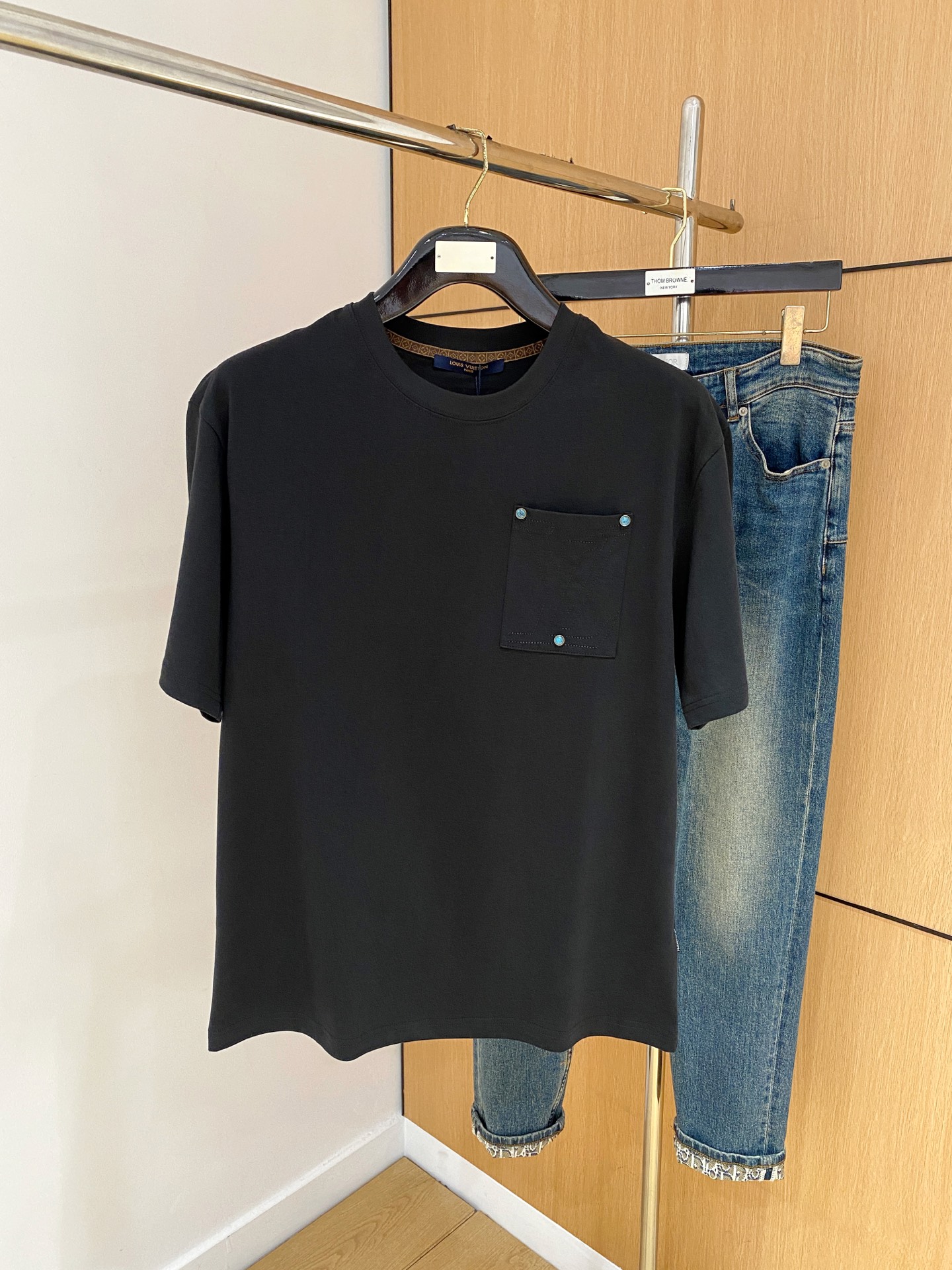 Louis Vuitton Summer Short Sleeve T-Shirt - Unique Artistic Design 2 i1750348596518 8858 0 0