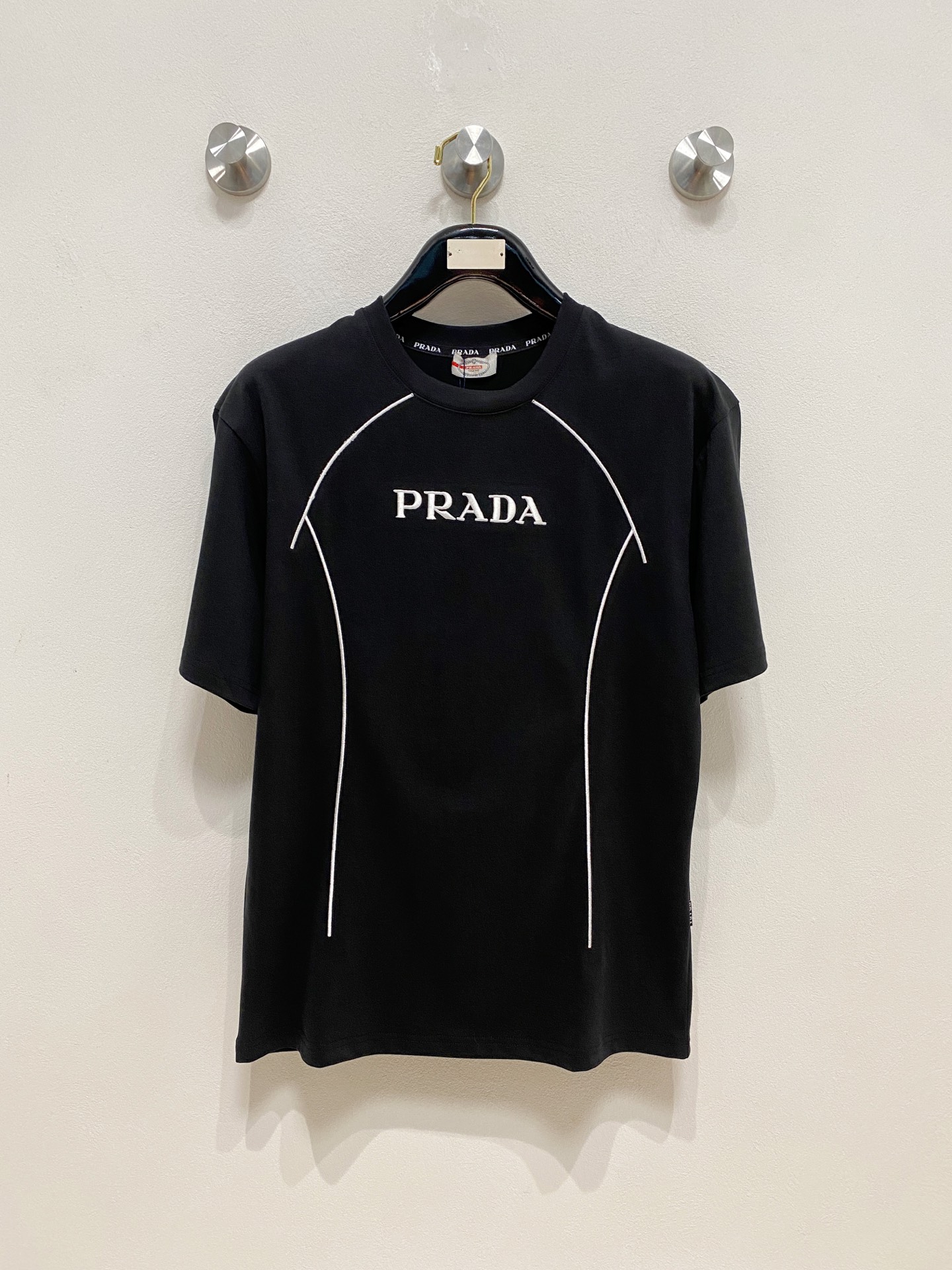 NO:459072,Prada's new short-sleeved T-shirt for summer 2025, the personalized art series exclusively launched on the entire network. The versatile details are perfectly processed and pure cotton fabric is very exquisite. Original fabric. The same high-quality and comfortable hand feels very fashionable and personalized. A super versatile and beautiful style for men and women. The same color is black and white. The number of numbers M-3XL, prada, T-shirt,tees, t-shirt,alexander wang19860909普拉达2025夏季新款短袖T恤,个性艺术系列全网独家首发 百搭款细节处理完美纯棉面料十分精致 原版面料 网红明星同款高版本 高品质手感非常舒服 时尚又个性 超级百搭好看的一款男女同款颜色黑、白 码数M-3XL,,prada,T-shirt,tees，t-shirt,alexander wang,Men's clothing